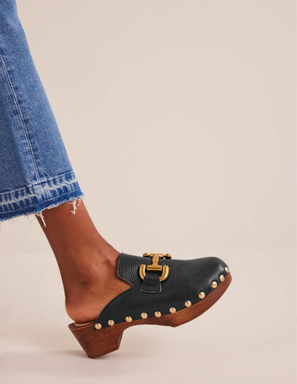 Iris Absatz-Clogs mit Trensendetail-Schwarz Gewalktes Leder