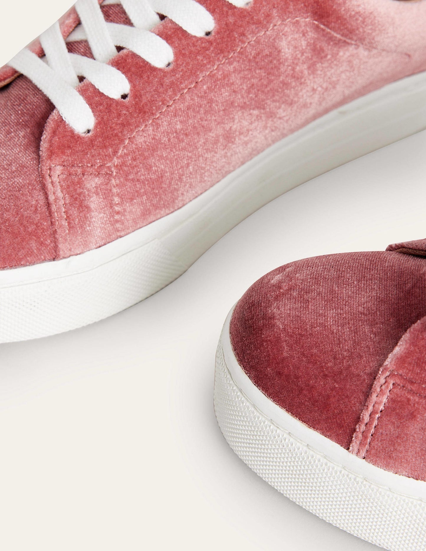 Plateau-Sneaker aus Samt-Graurosa Samt