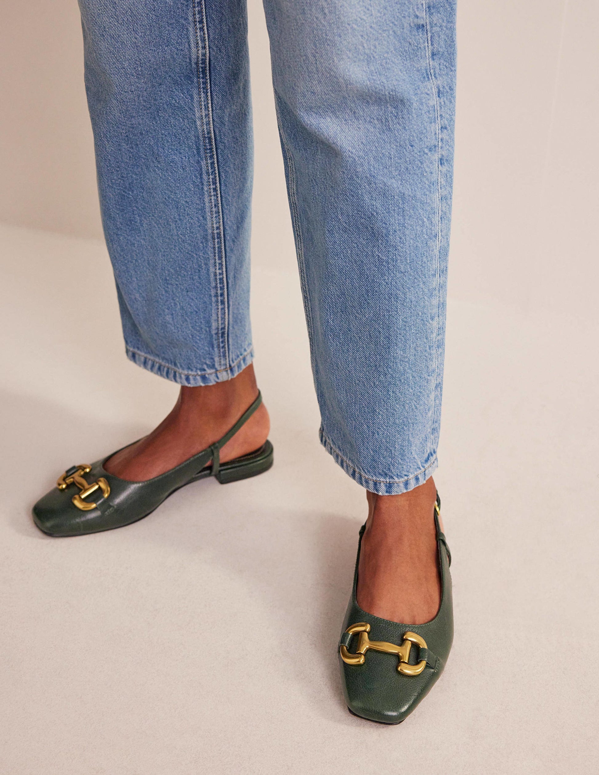 Iris Ballerinas mit Fersenriemen und Trensendetail-Wintergrün Leder-2