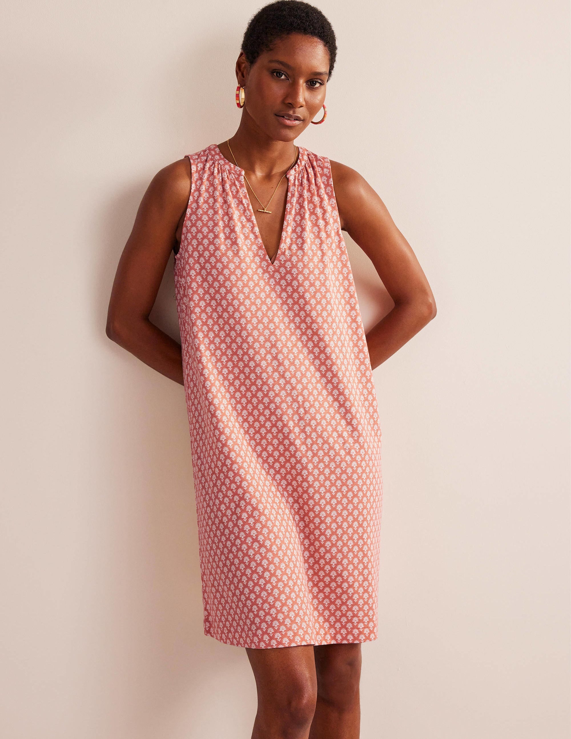 Jersey-Kleid mit Keilausschnitt-Dattelpflaume, Daisy Pome - Image 1