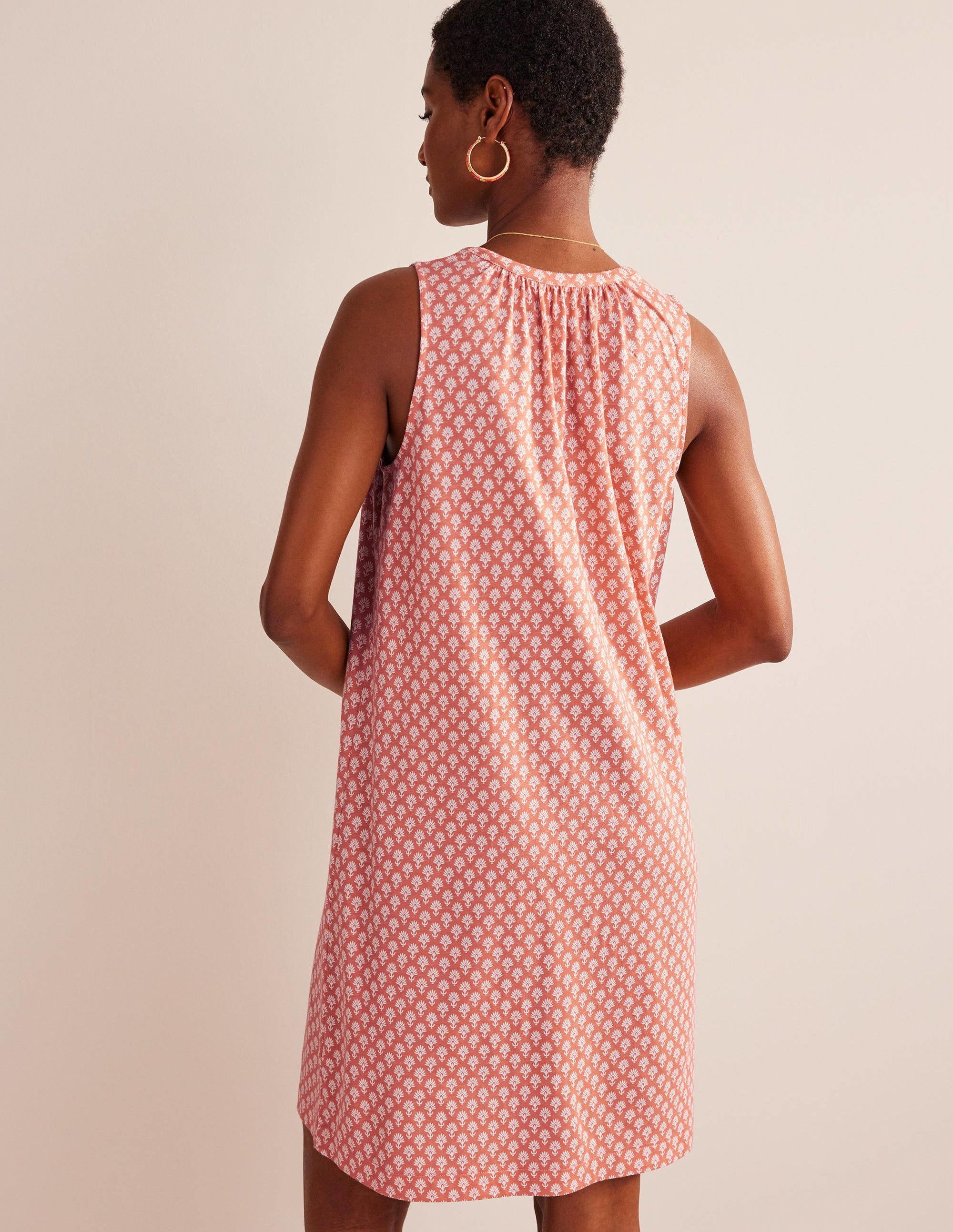 Jersey-Kleid mit Keilausschnitt-Dattelpflaume, Daisy Pome - Image 3