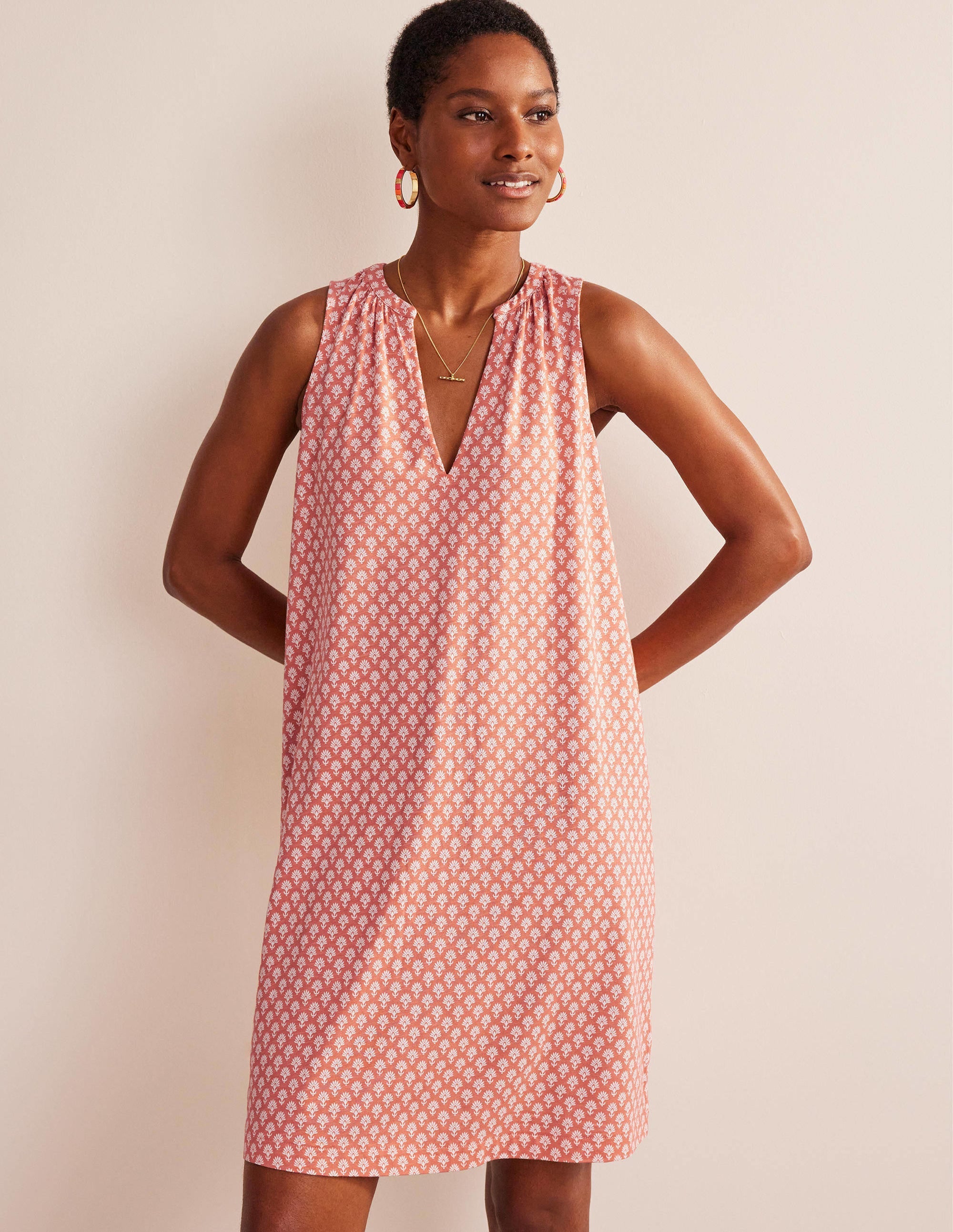 Jersey-Kleid mit Keilausschnitt-Dattelpflaume, Daisy Pome - Image 4