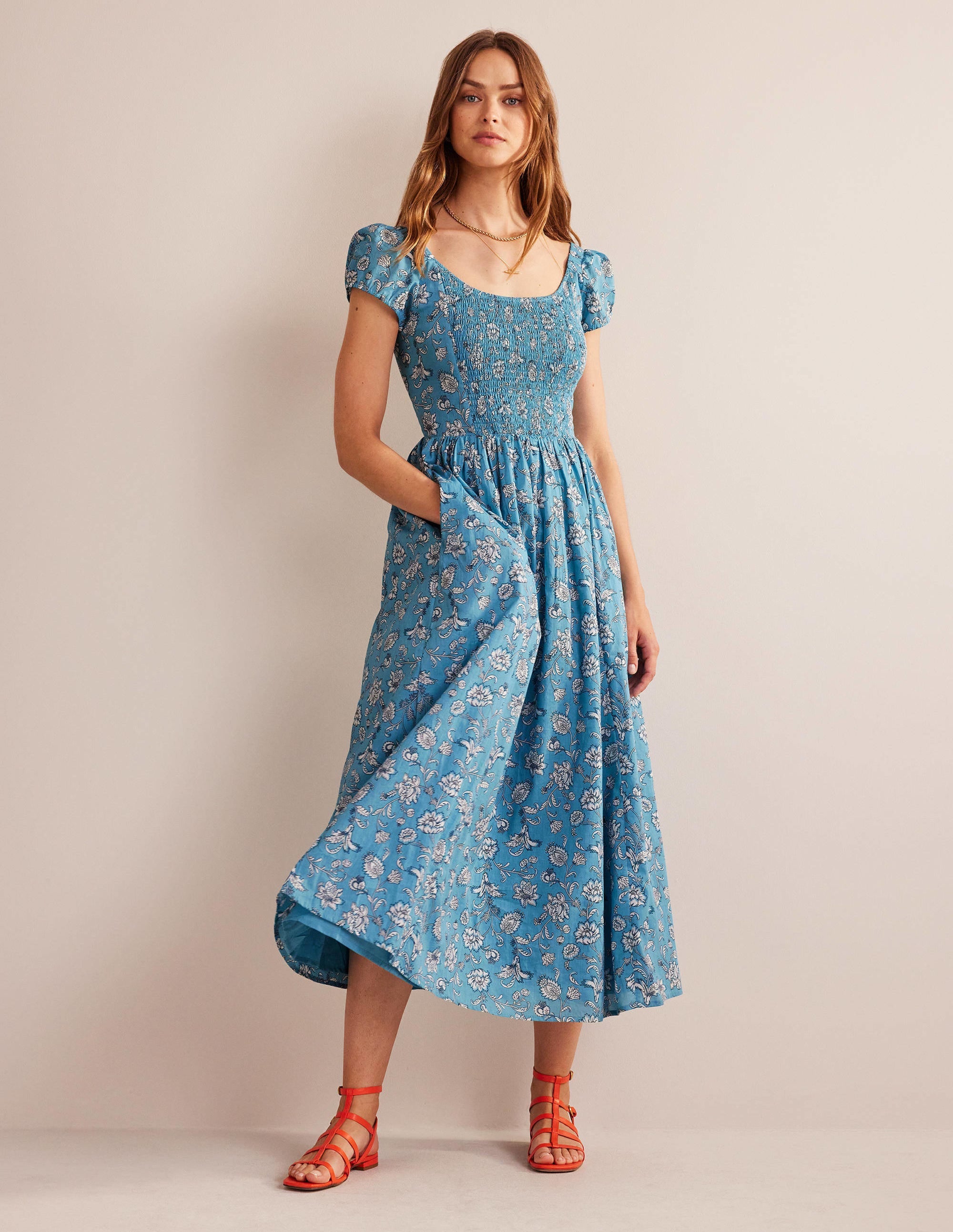 Robe à smocks dans le dos-Bleu dauphin, motif Meadow Fall - Image 1