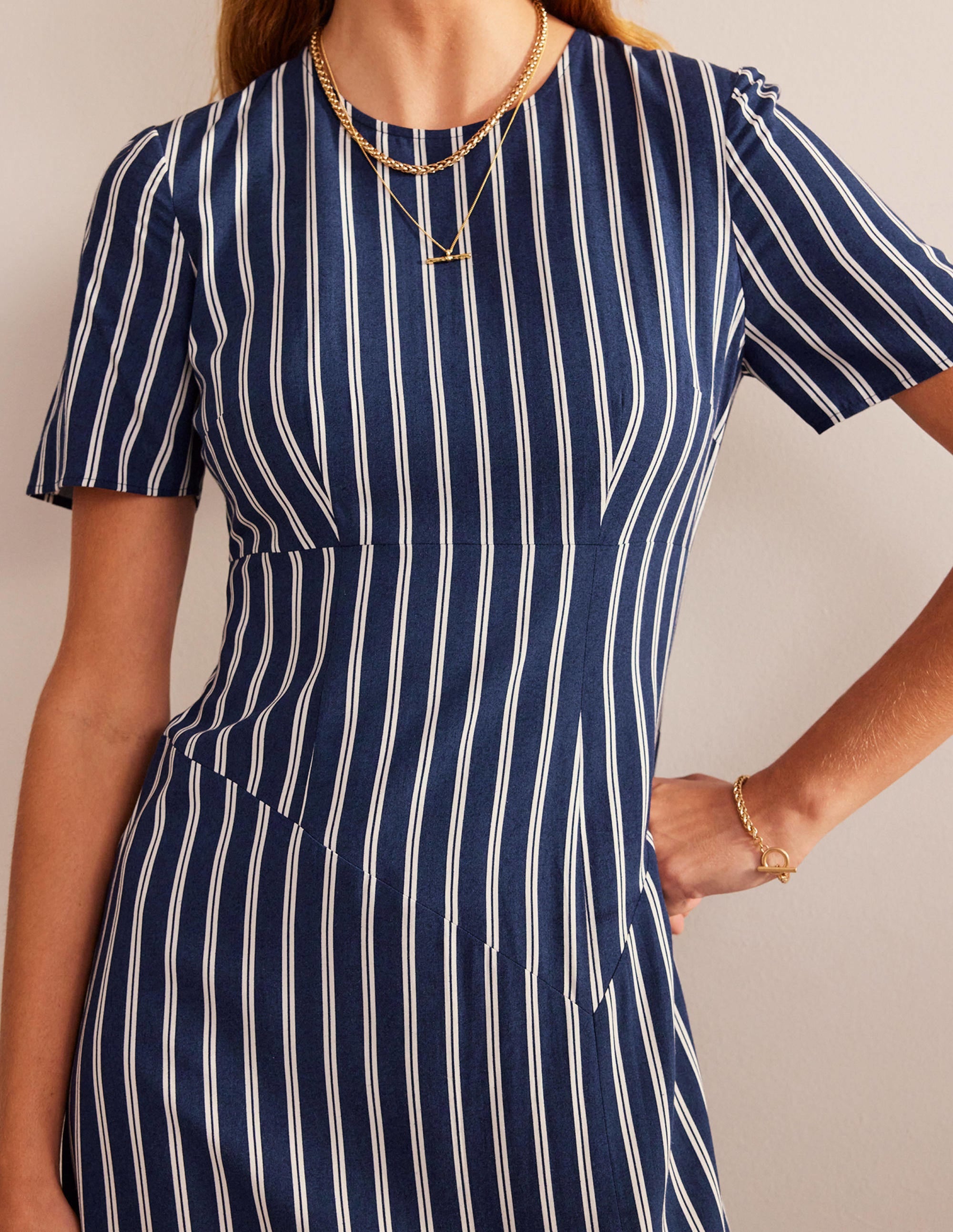 Midikleid mit asymmetrischen Nähten-Marineblau und Naturweiß Senkrecht Gestreift - Image 2
