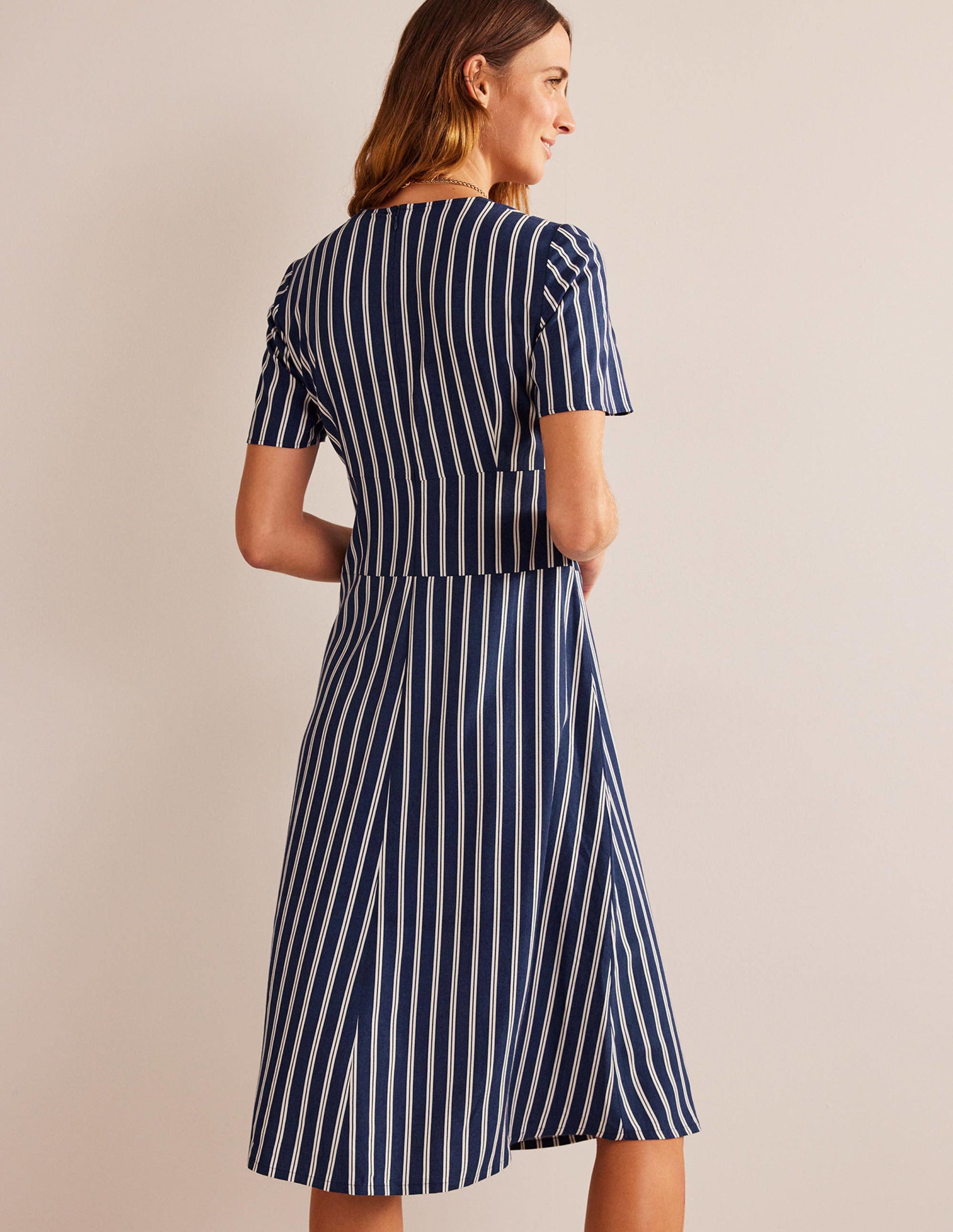 Midikleid mit asymmetrischen Nähten-Marineblau und Naturweiß Senkrecht Gestreift-3