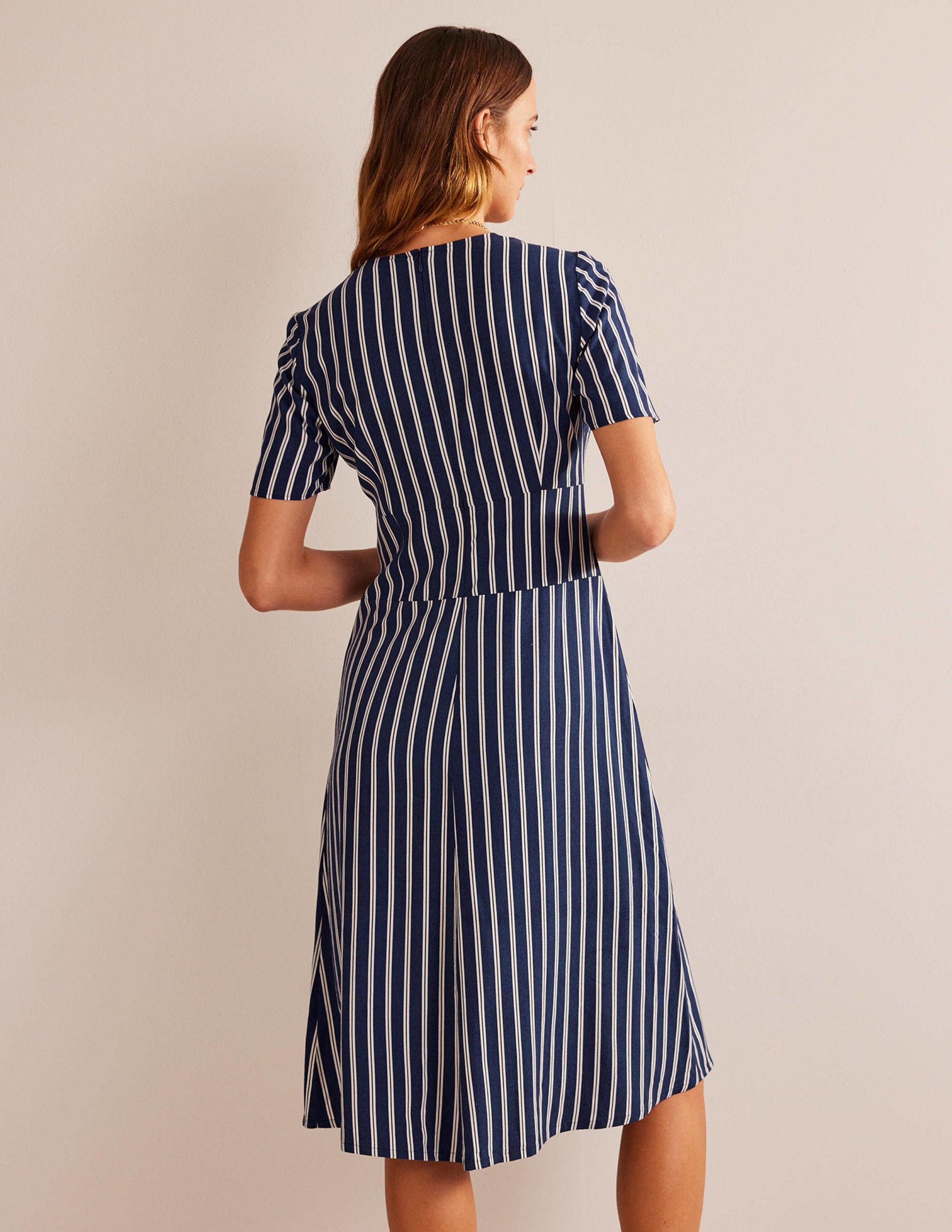 Midikleid mit asymmetrischen Nähten-Marineblau und Naturweiß Senkrecht Gestreift-6