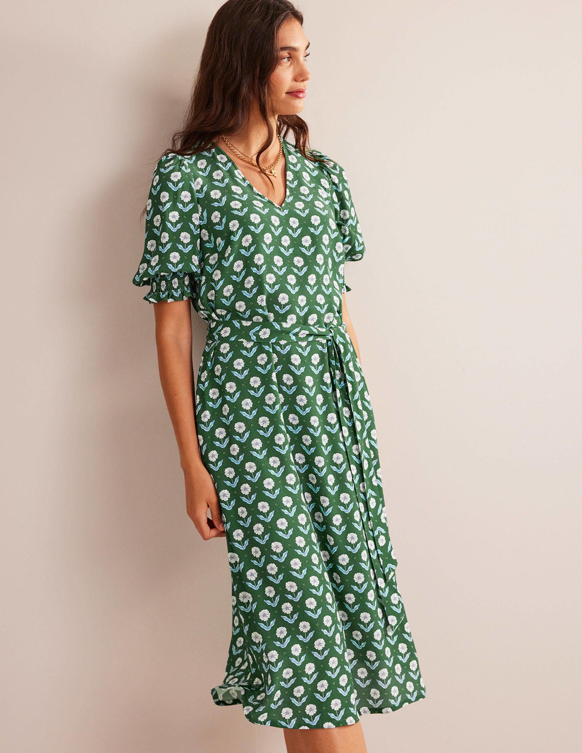 Midikleid mit gesmokten Bündchen-Wintergrün, Gänseblümchenblätter-1