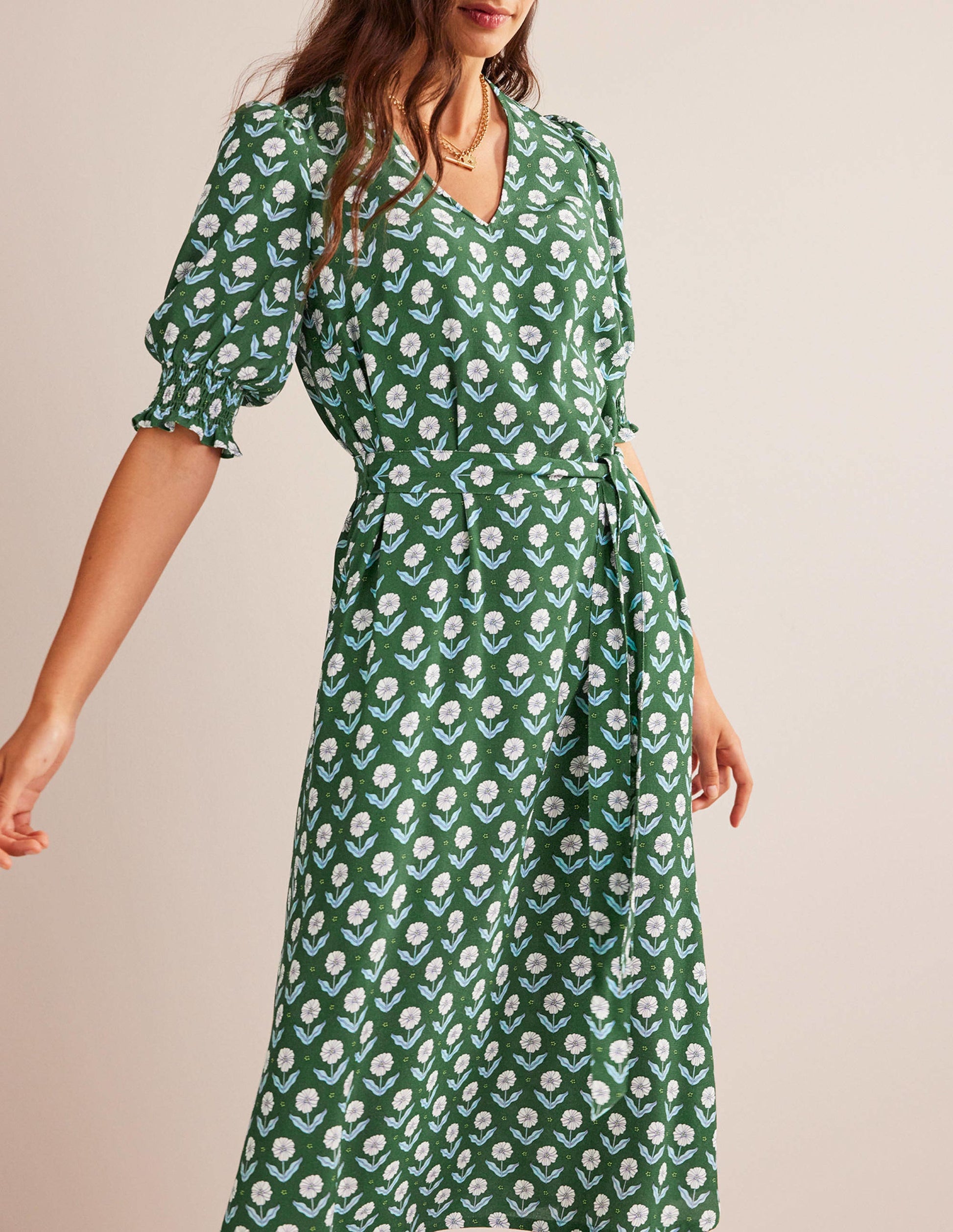 Midikleid mit gesmokten Bündchen-Wintergrün, Gänseblümchenblätter-2