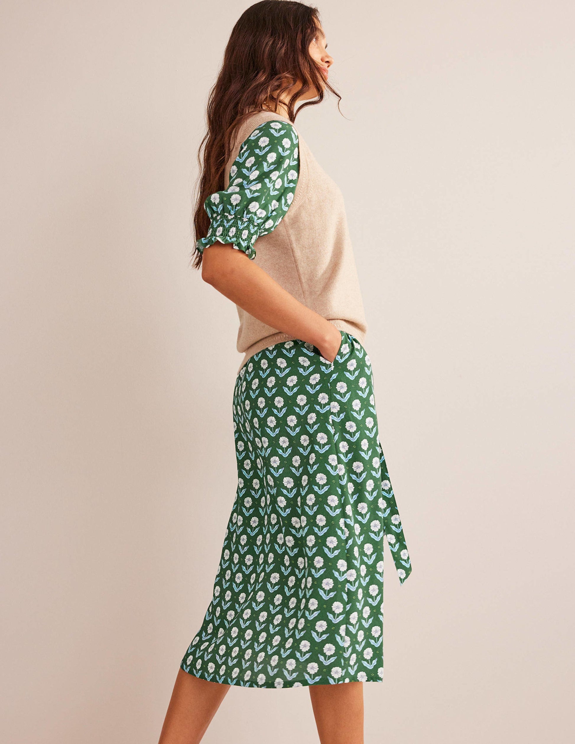 Midikleid mit gesmokten Bündchen-Wintergrün, Gänseblümchenblätter-4
