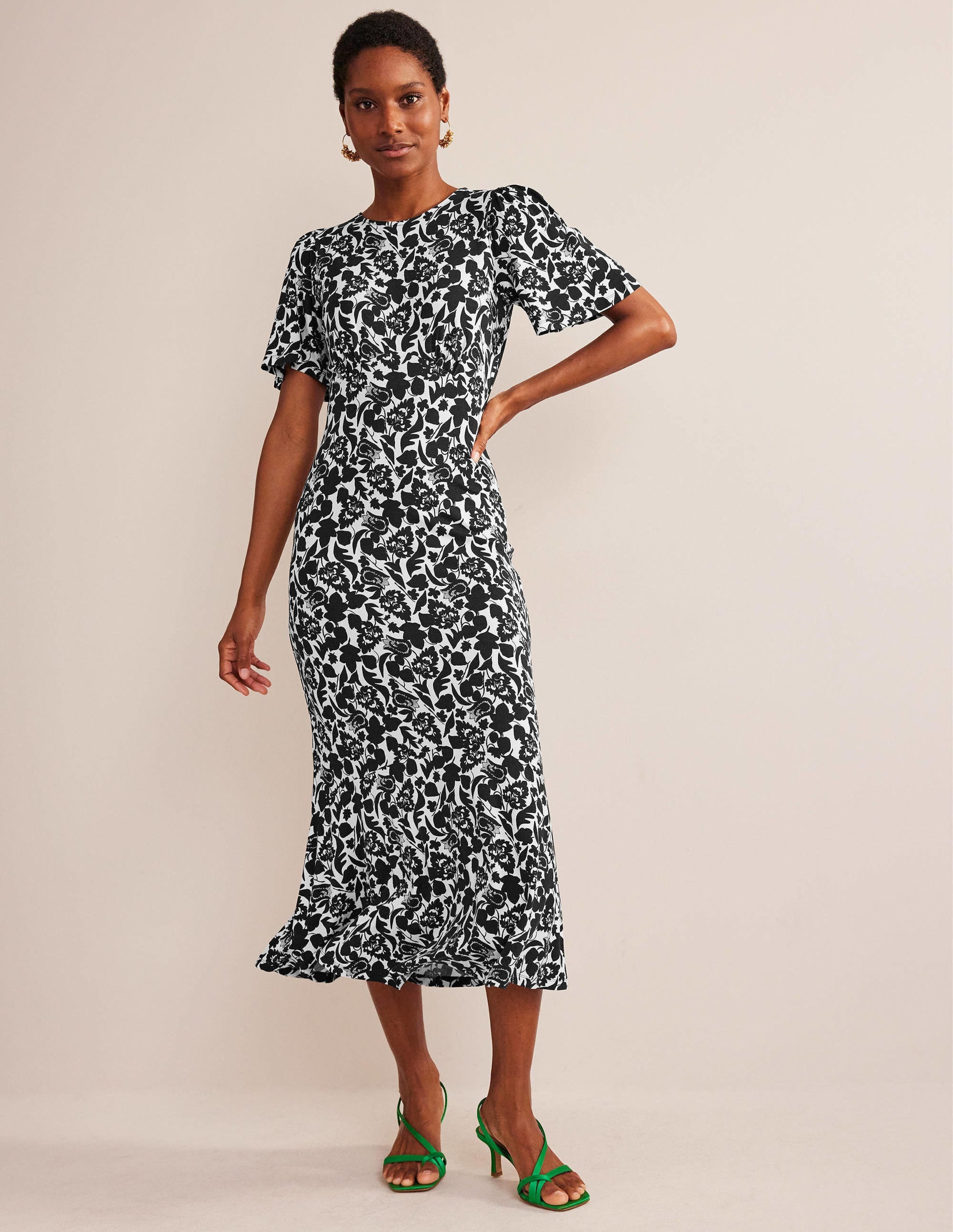Robe style 40s à taille empire et dos torsadé-Noir, motif Tulip Bloom - Image 1