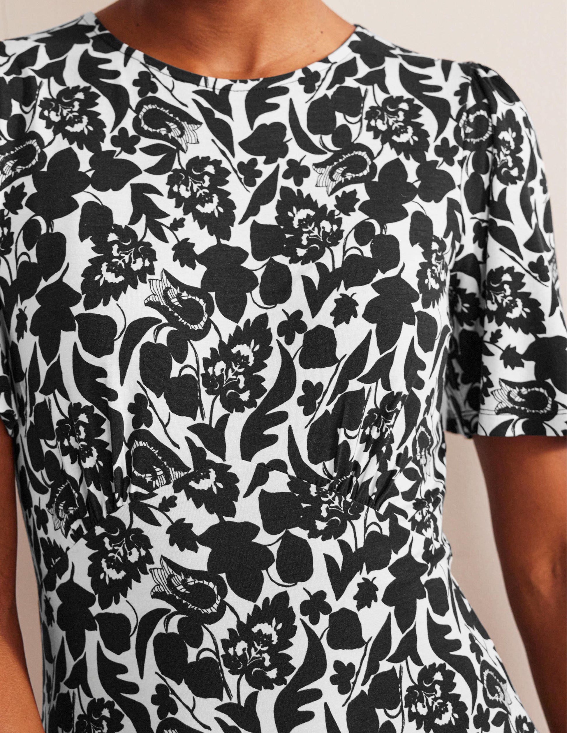 Robe style 40s à taille empire et dos torsadé-Noir, motif Tulip Bloom-2