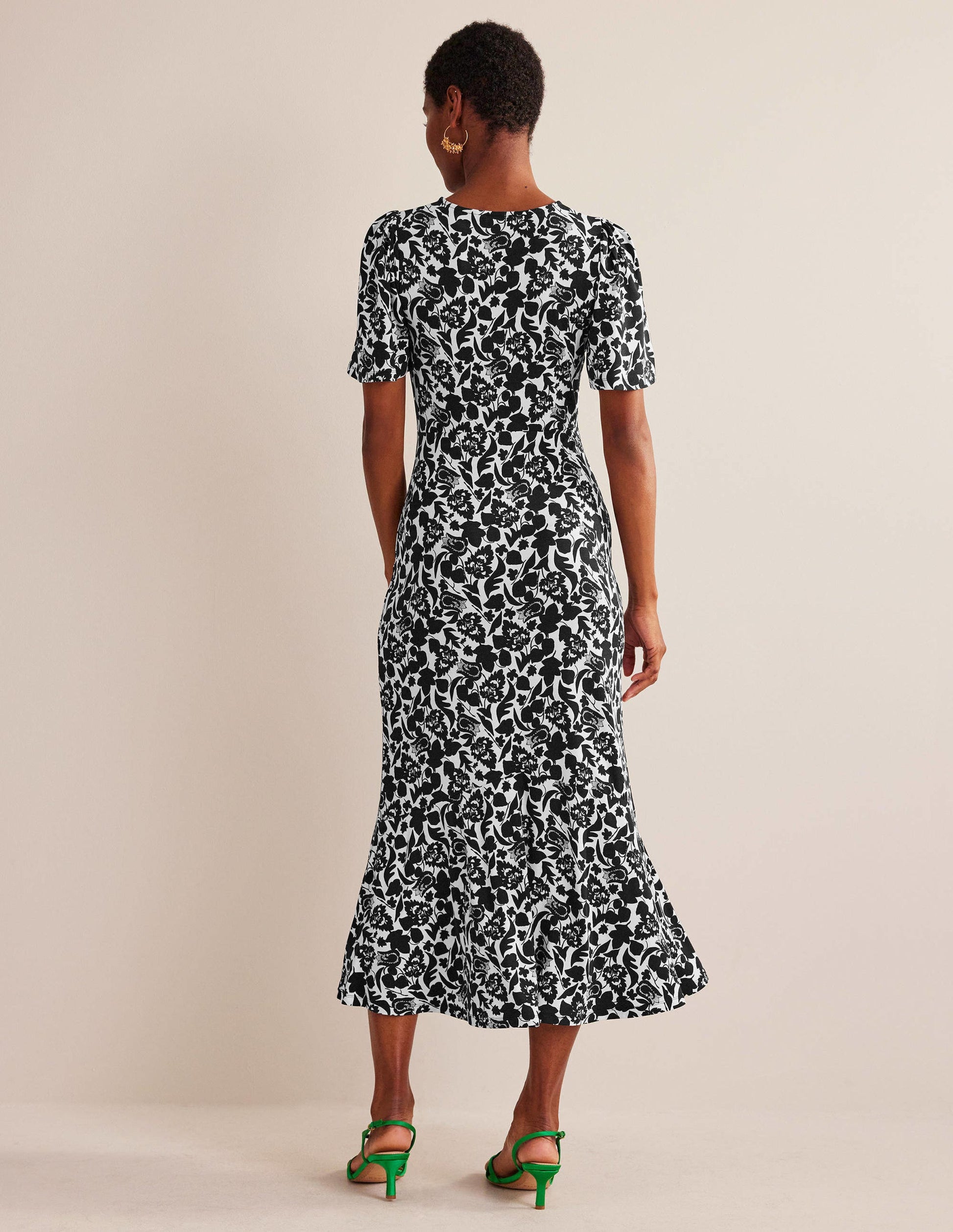 Robe style 40s à taille empire et dos torsadé-Noir, motif Tulip Bloom-3