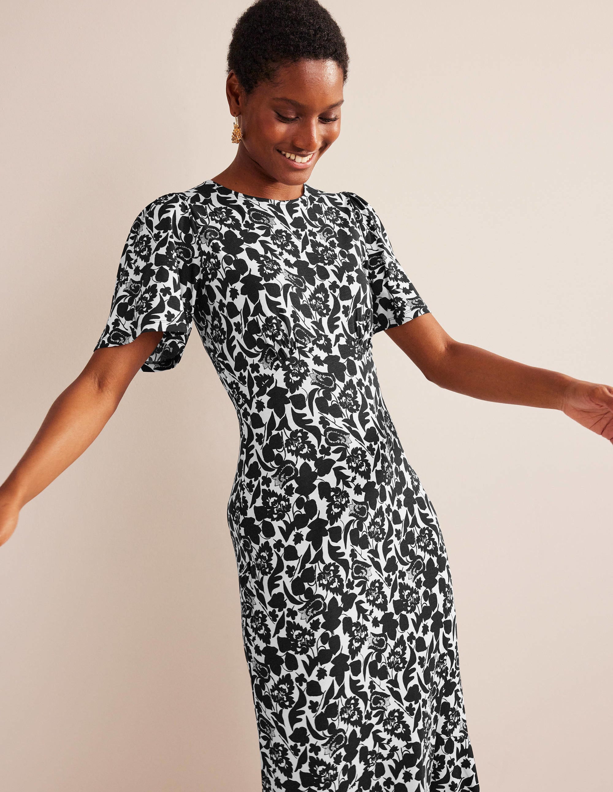 Robe style 40s à taille empire et dos torsadé-Noir, motif Tulip Bloom - Image 4