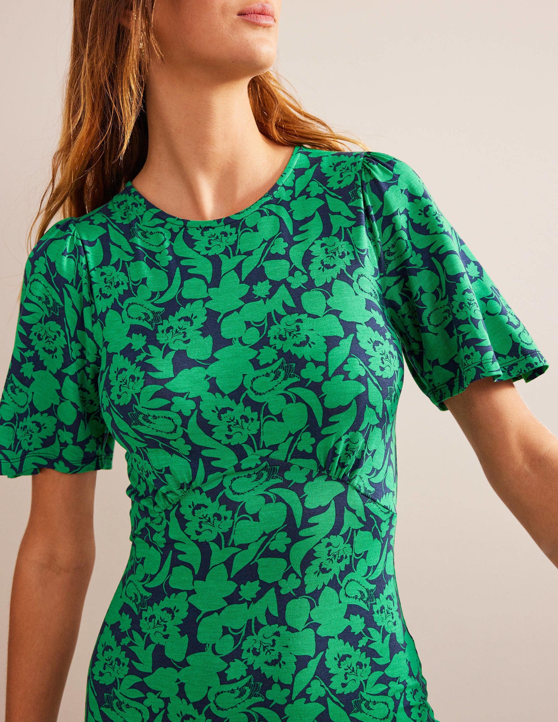 Robe style 40s à taille empire et dos torsadé-Vert prairie, motif Tulip Bloom-2