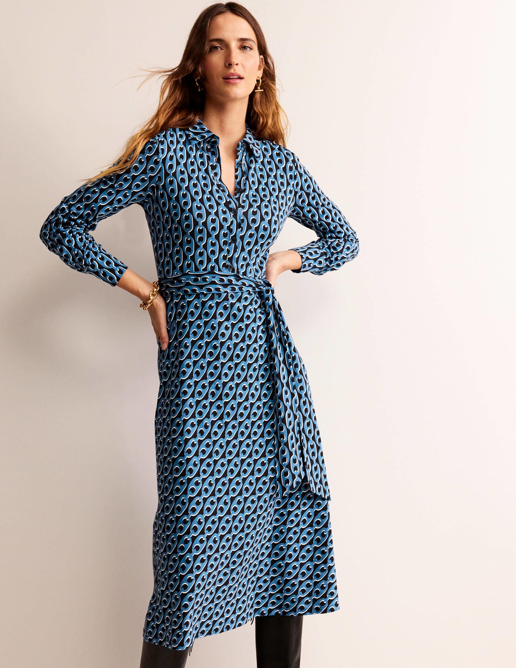 Laura Midi-Hemdblusenkleid aus Jersey-Azurblau, Geo-Kette - Image 1