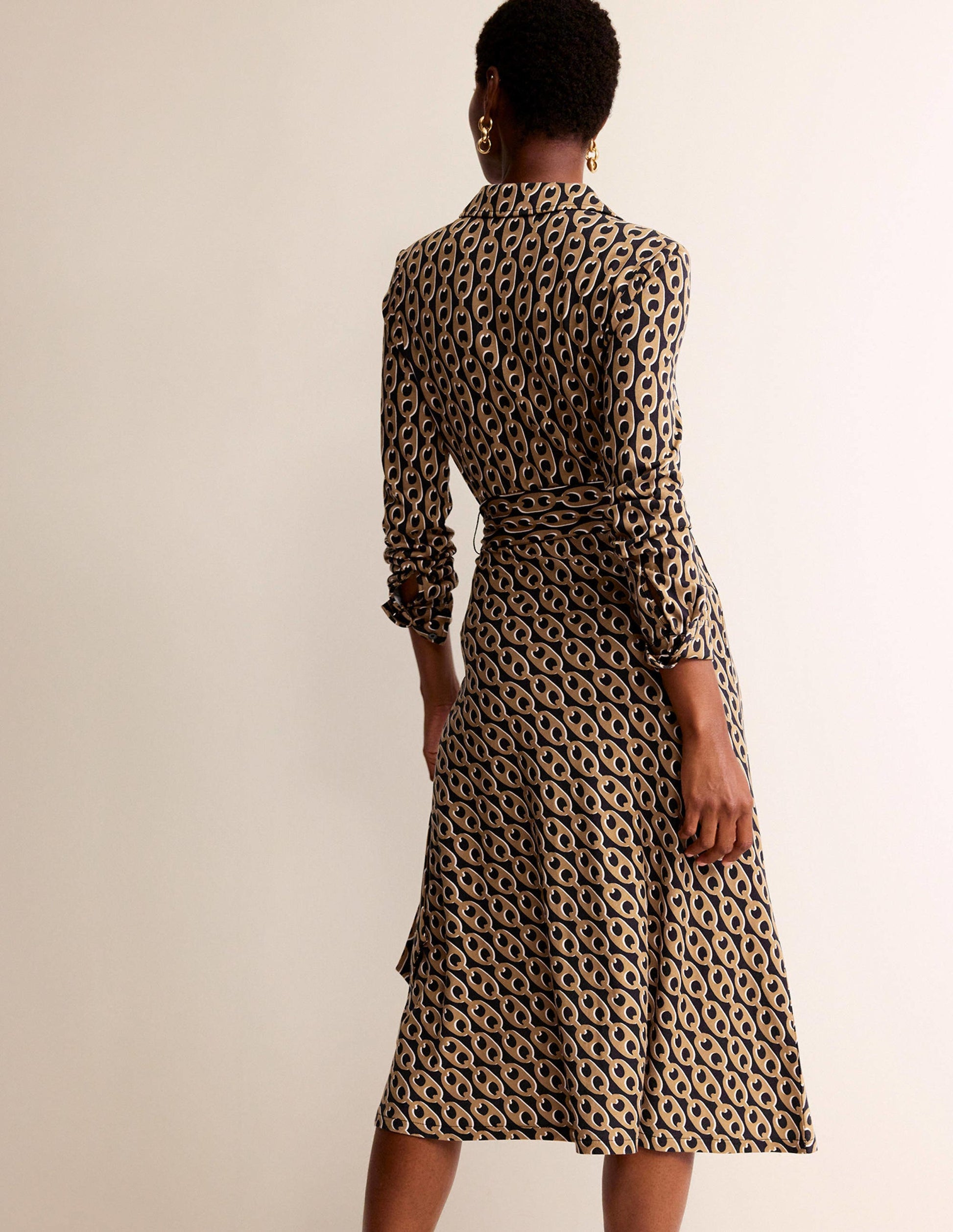 Laura Midi-Hemdblusenkleid aus Jersey-Kamelbraun, Geo-Kette-3