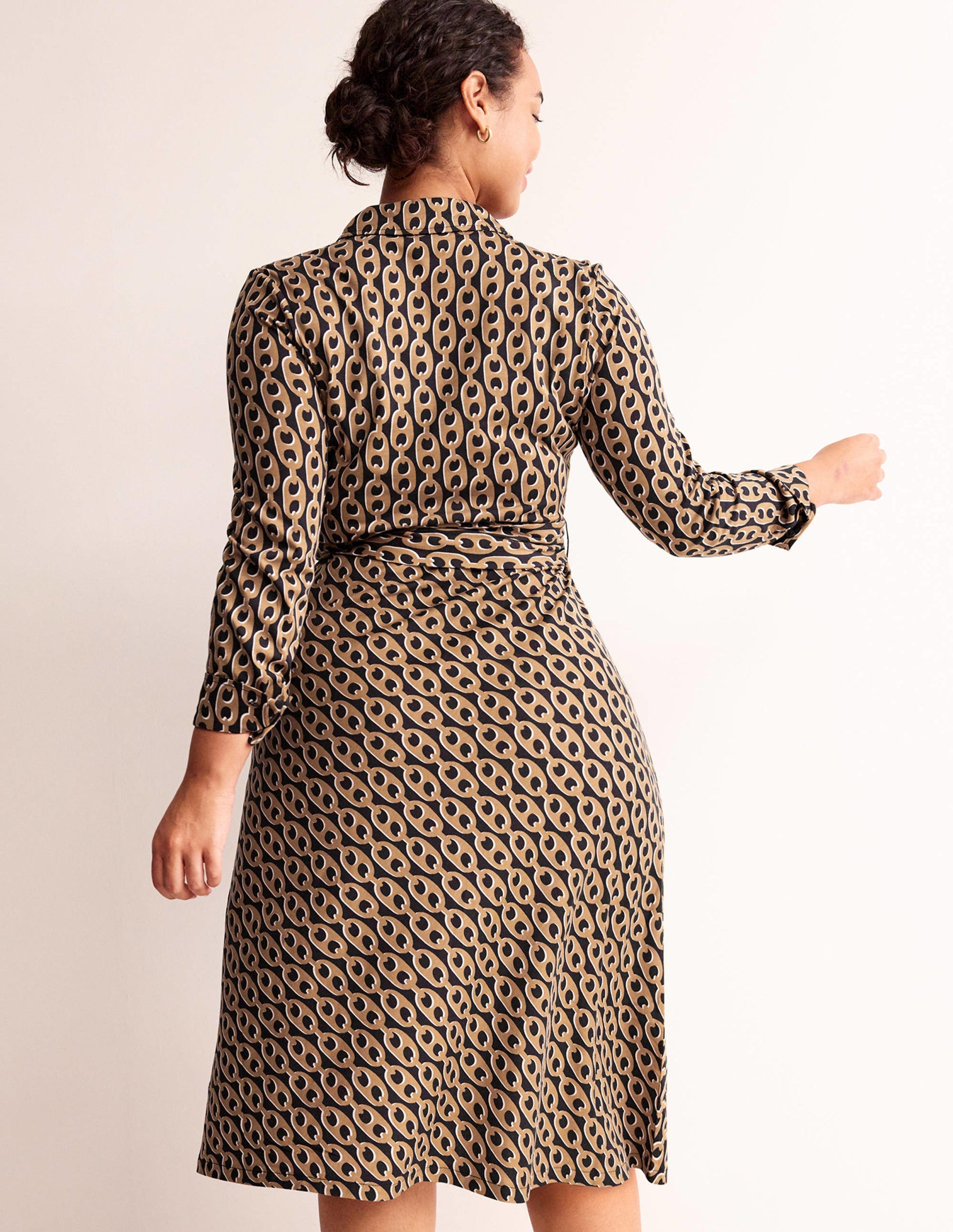 Laura Midi-Hemdblusenkleid aus Jersey-Kamelbraun, Geo-Kette-6