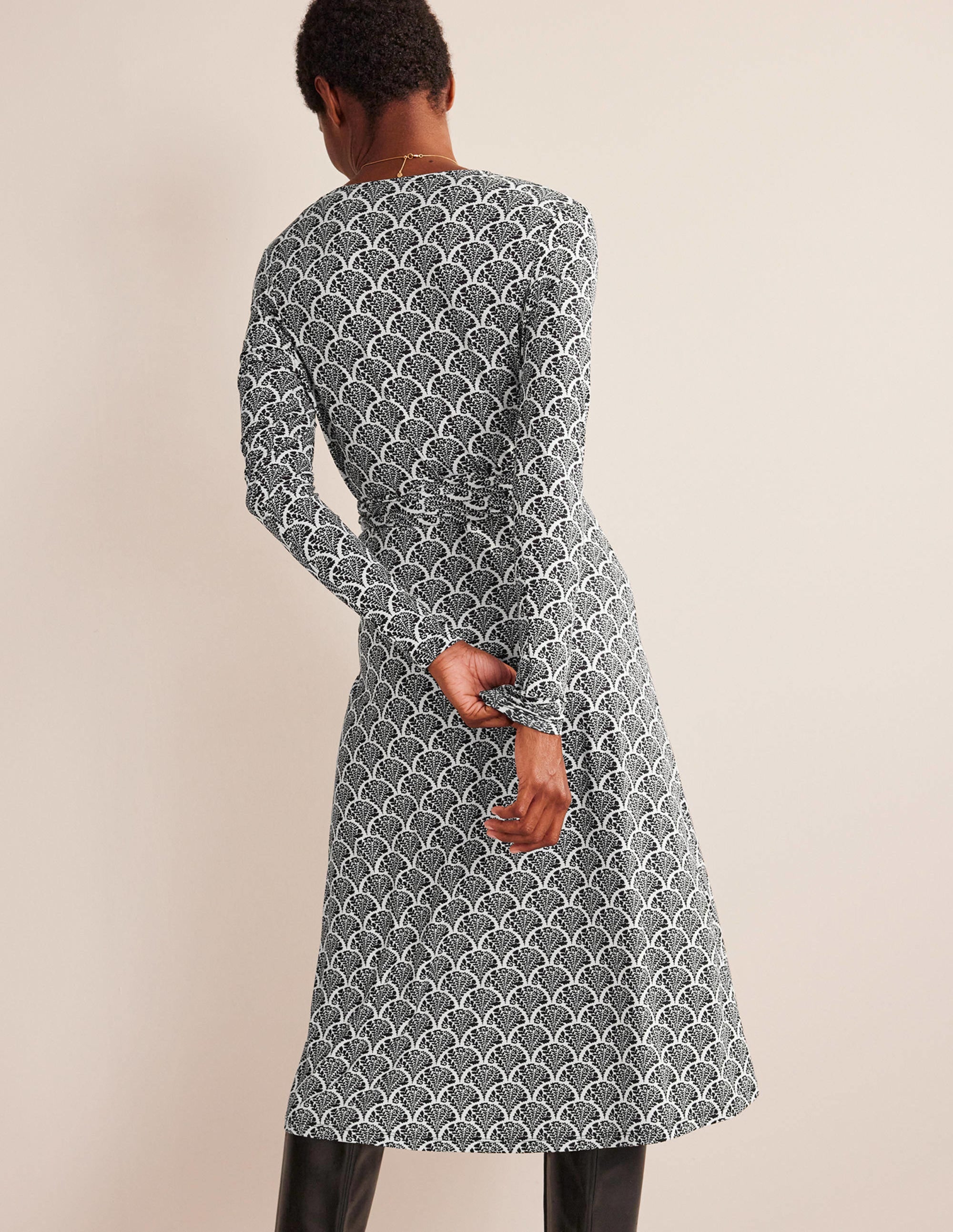 Nina Jersey-Midikleid-Schwarz, Blütenmuster - Image 3