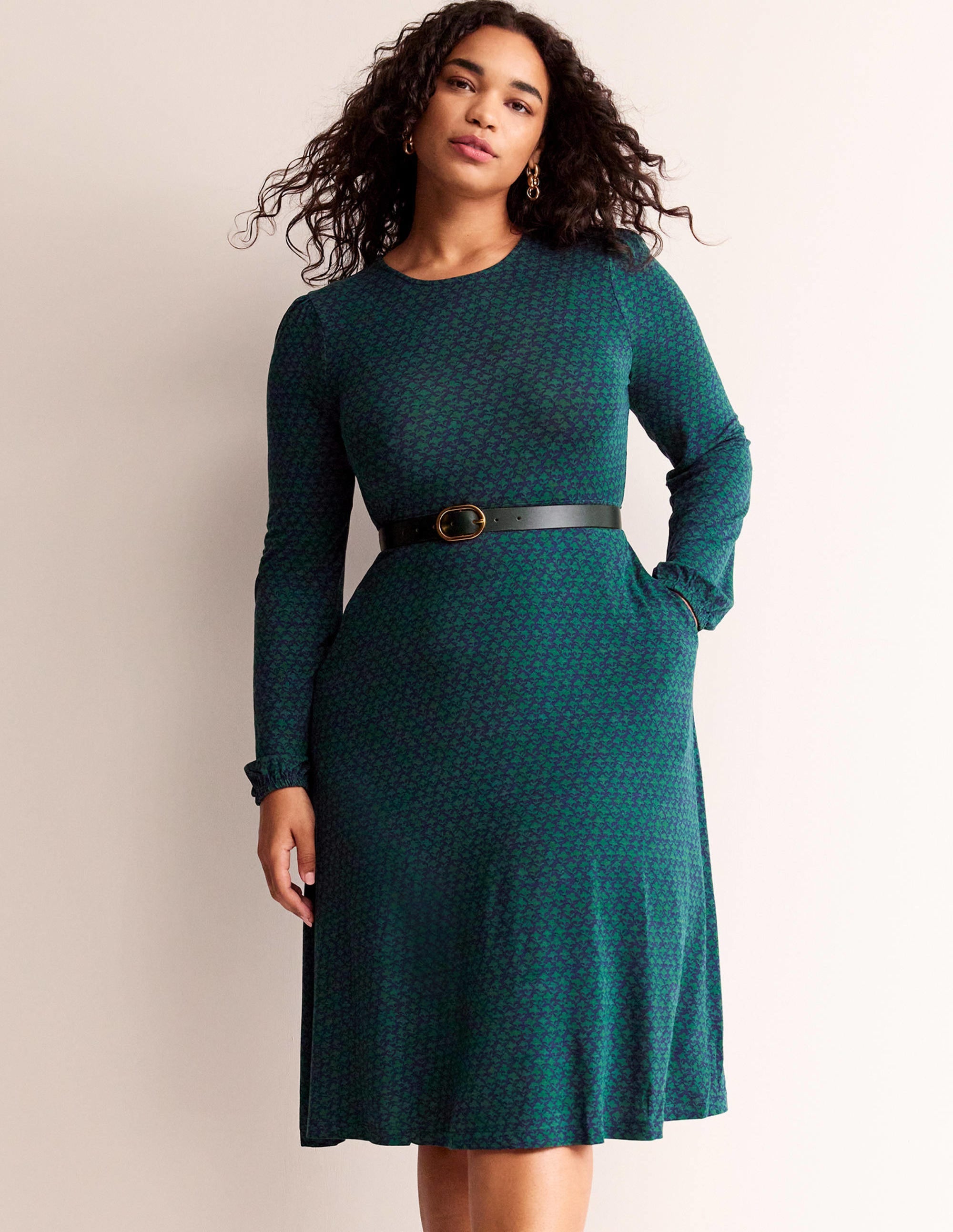 Camille Midikleid aus Jersey-Dunkles Smaragdgrün, Lilienzweig - Image 5