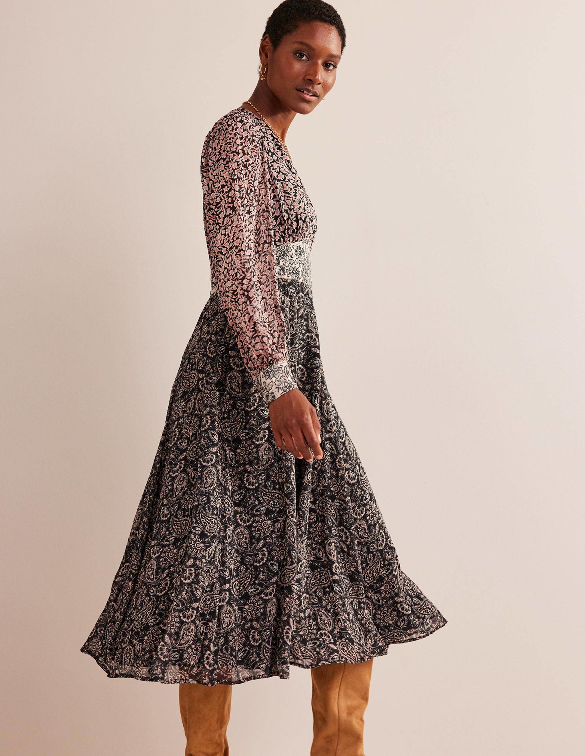 Robe midi Isla contrastante-Noir, motif Abstract Vine-1