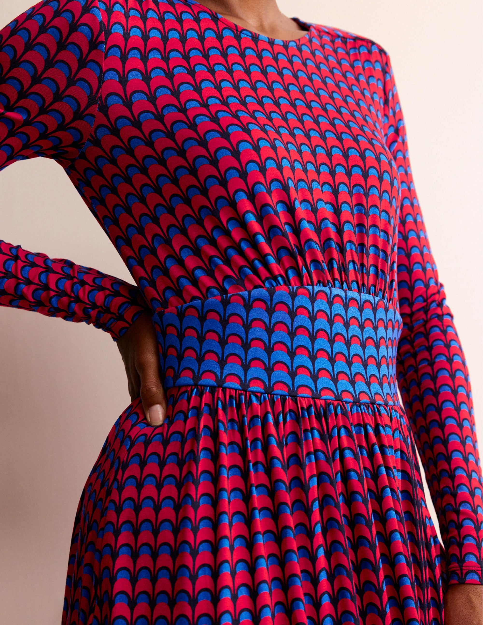 Thea Jersey-Midikleid mit langen Ärmeln-Leuchtendes Rot, Geo Charm - Image 2