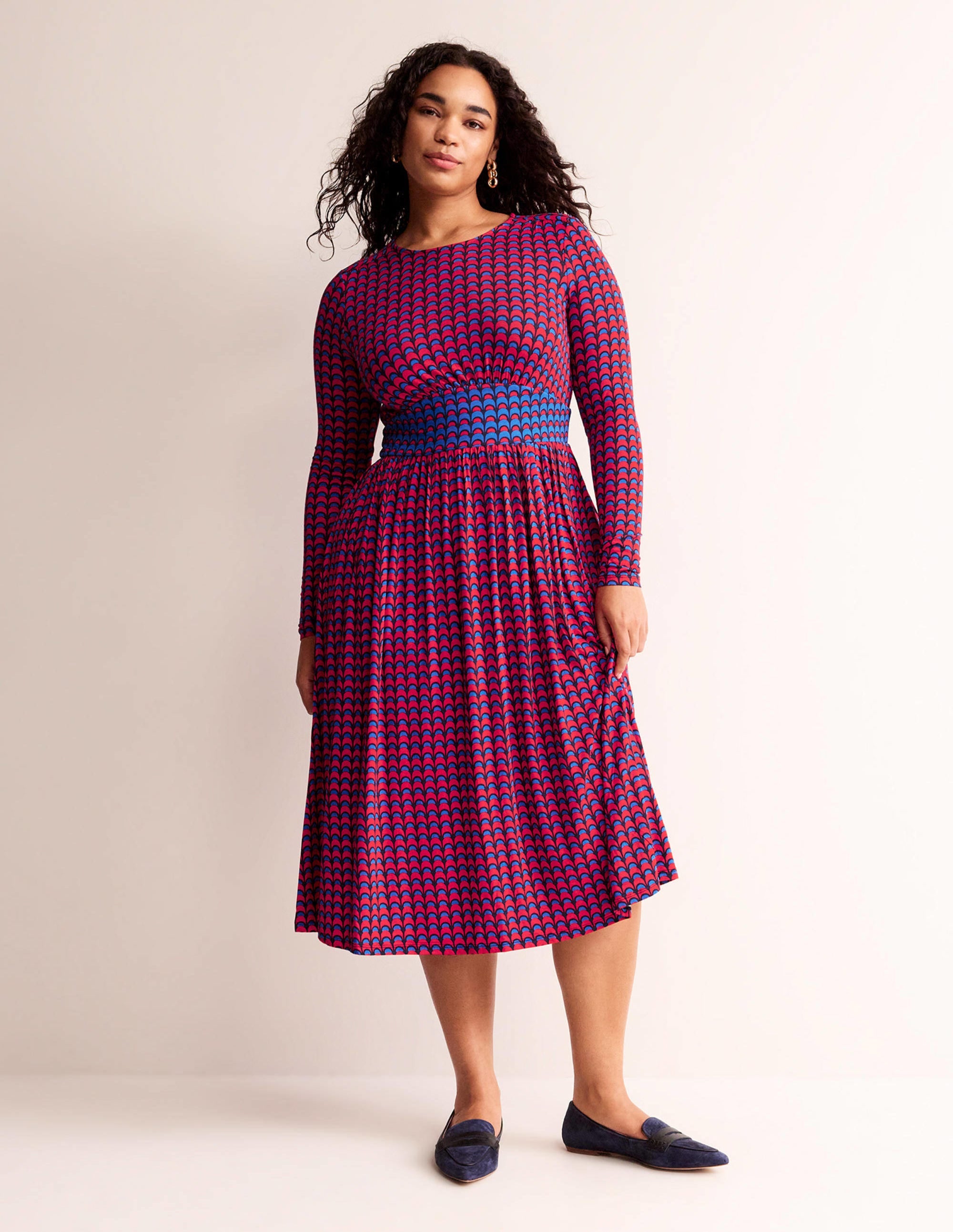 Thea Jersey-Midikleid mit langen Ärmeln-Leuchtendes Rot, Geo Charm - Image 5