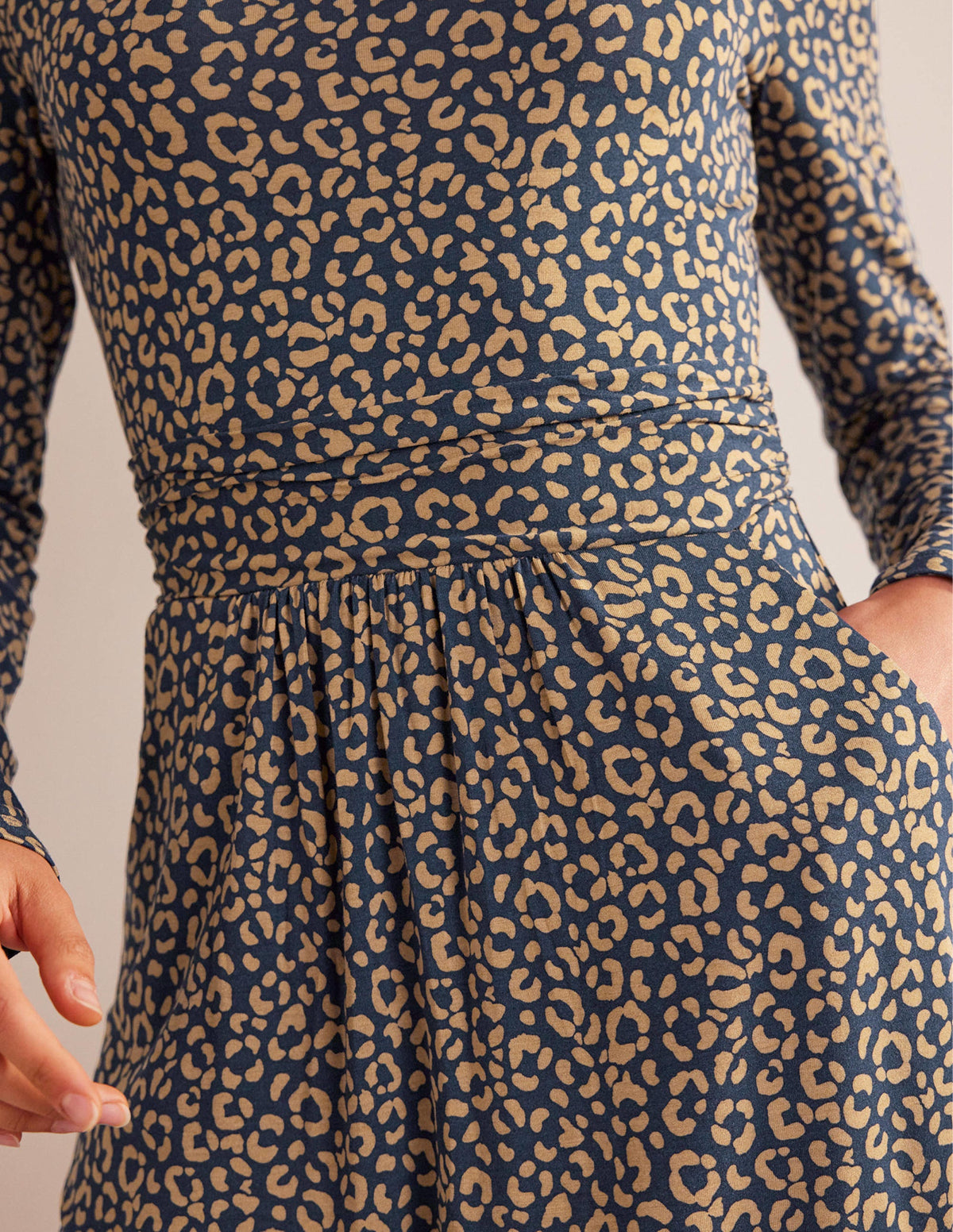Abigail Jerseykleid-Kamelbraun, Tierabdruck - Image 2