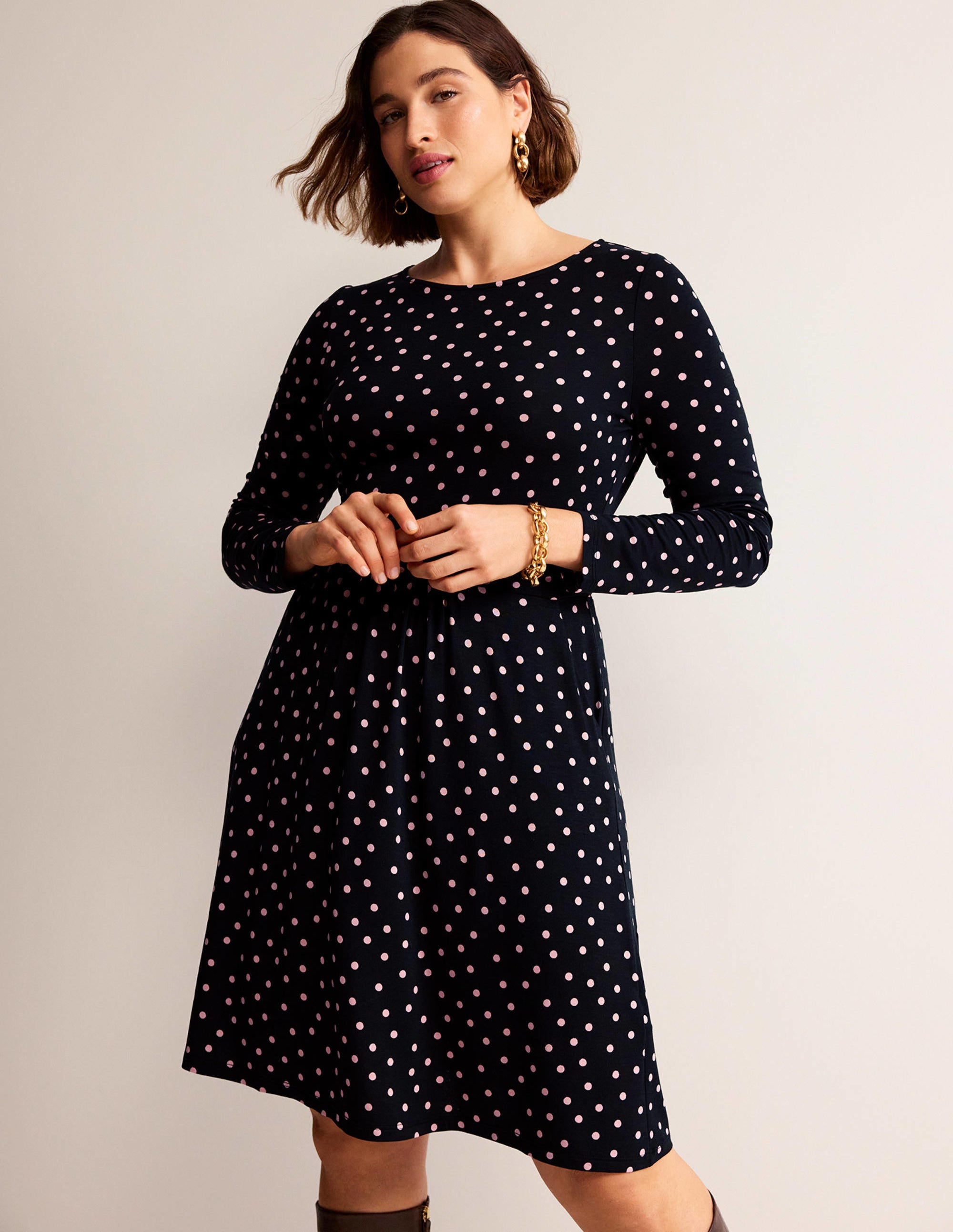 Abigail Jerseykleid-Schwarz und Milchshake, Gepunktet - Image 5