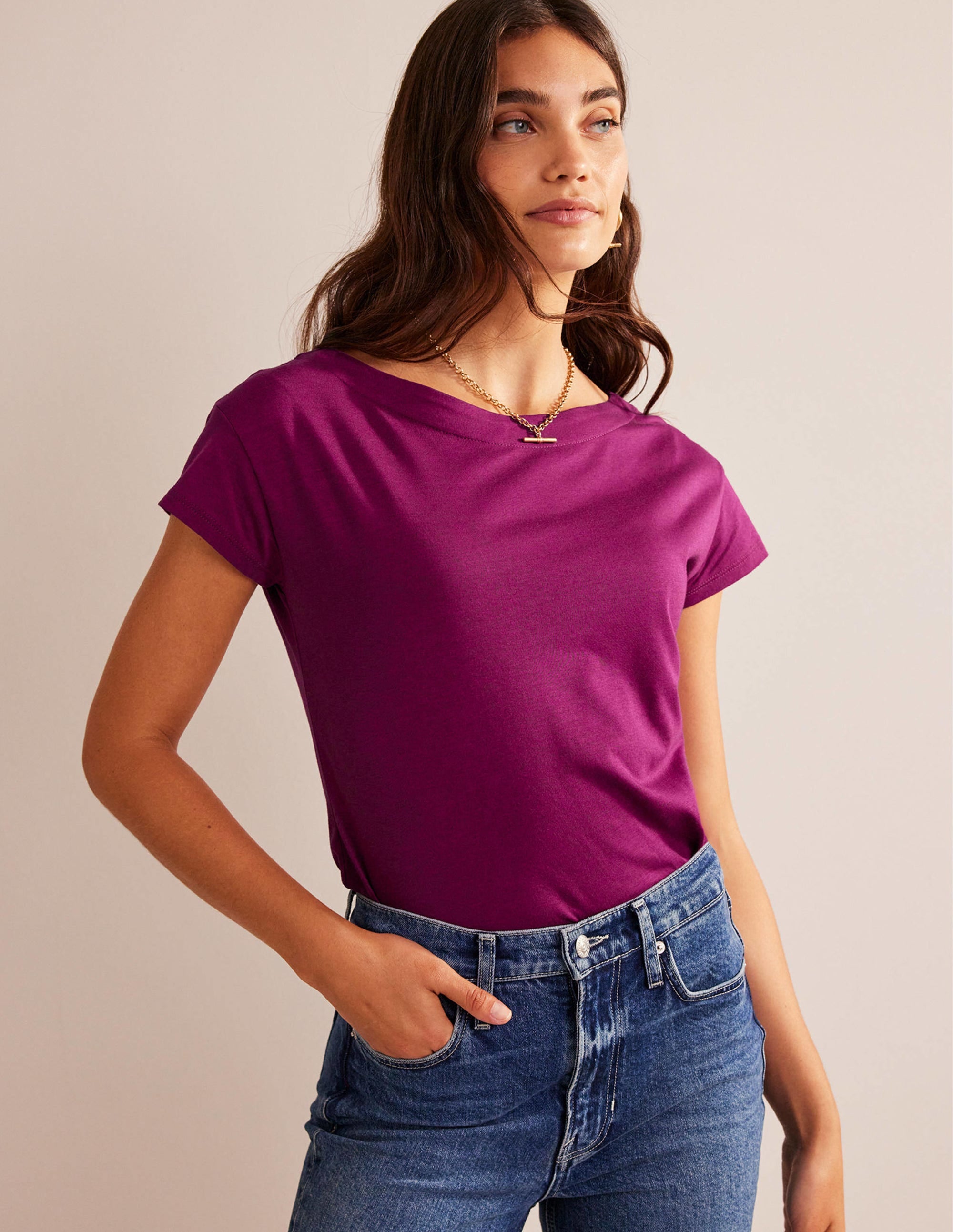 Superweiches T-Shirt mit U-Boot-Ausschnitt-Zwetschge Beere - Image 1