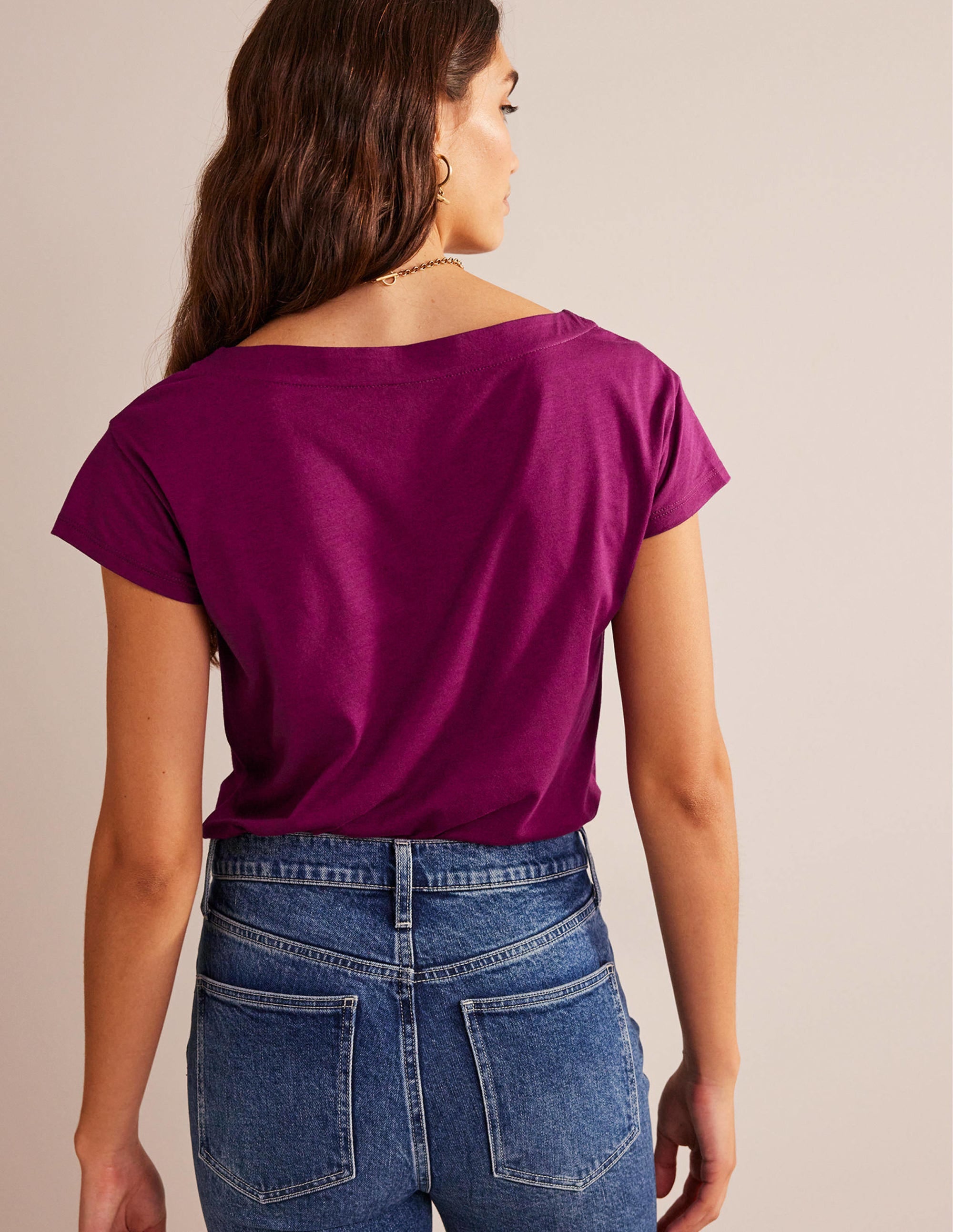 Superweiches T-Shirt mit U-Boot-Ausschnitt-Zwetschge Beere - Image 3