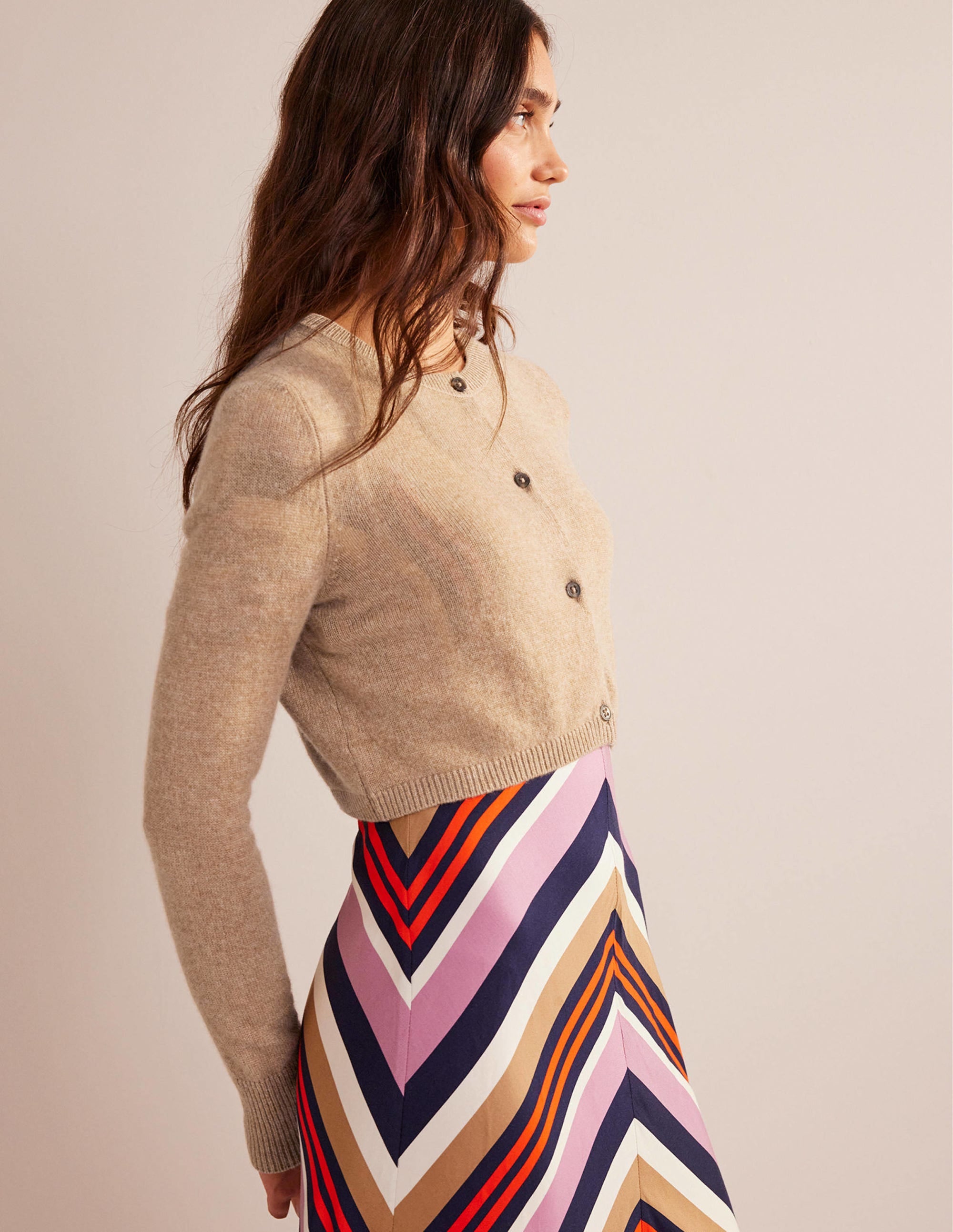 Kurze Strickjacke aus Kaschmir mit Rundhalsausschnitt-Kamelbraun Melange - Image 1
