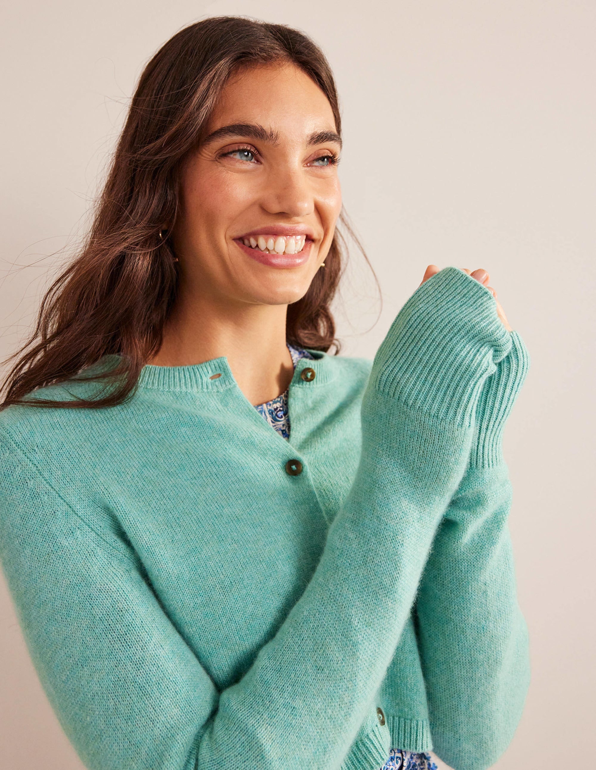 Kurze Strickjacke aus Kaschmir mit Rundhalsausschnitt-Indischer Ozean - Image 2