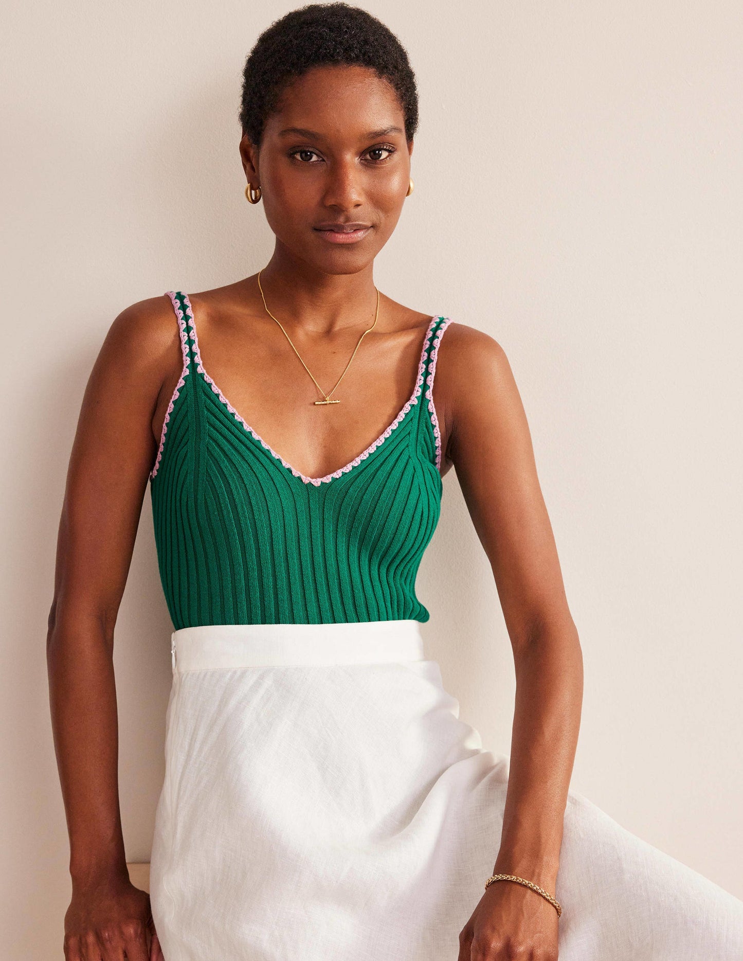 Verkürztes Stricktop mit Häkelrand-Leuchtendes Smaragdgrün