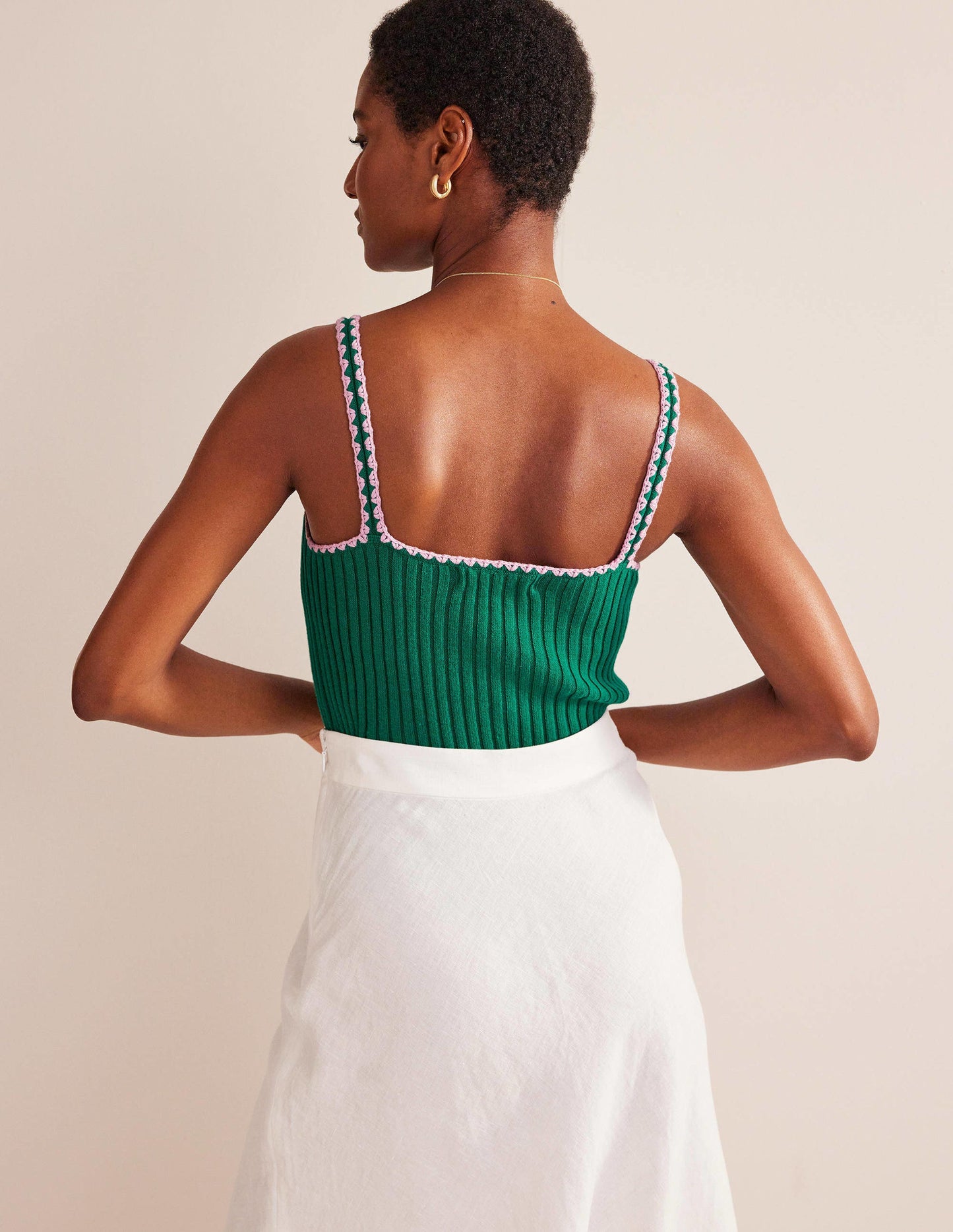 Verkürztes Stricktop mit Häkelrand-Leuchtendes Smaragdgrün