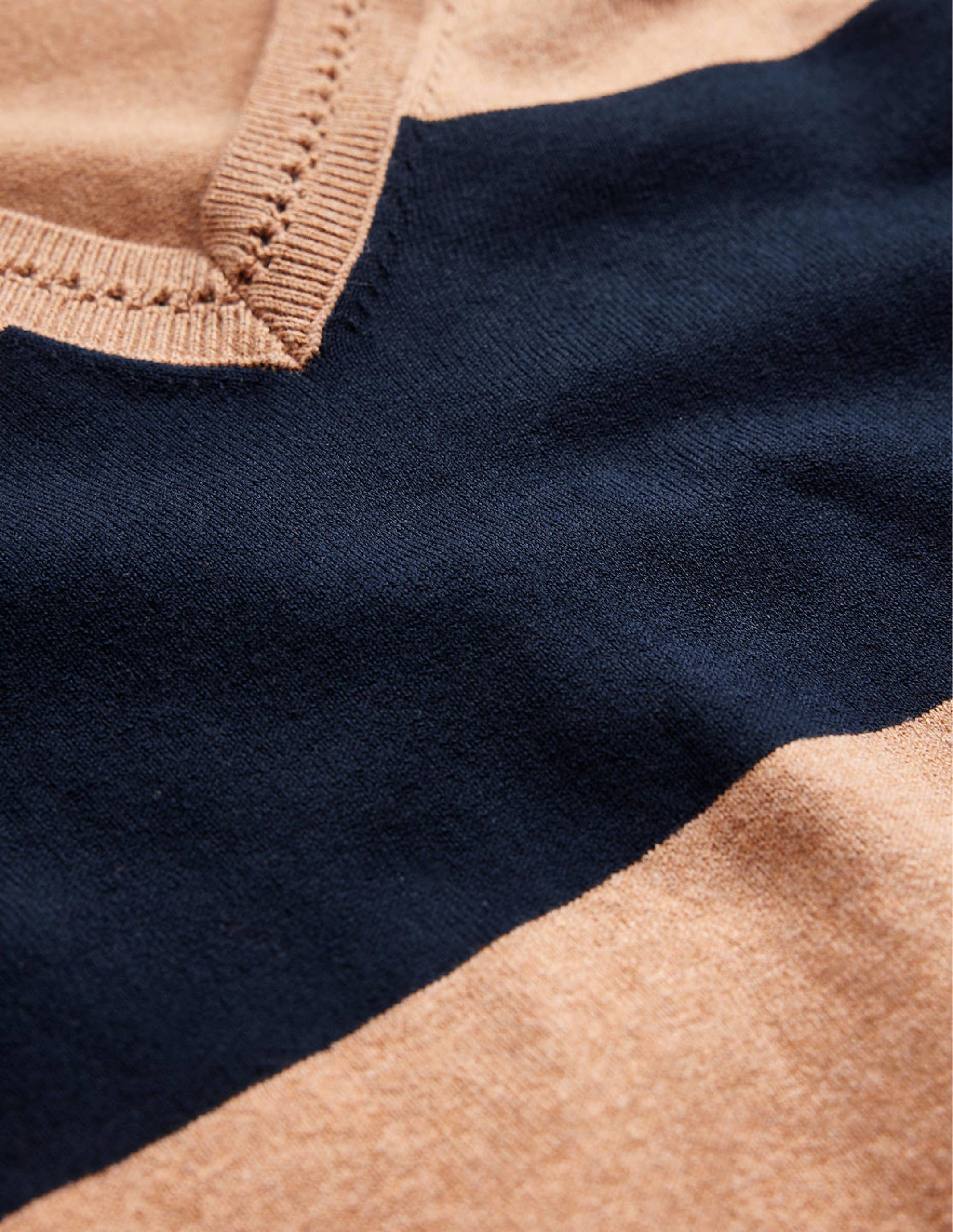 Pull Catriona col V en coton-Rayé camel chiné et bleu marine - Image 7