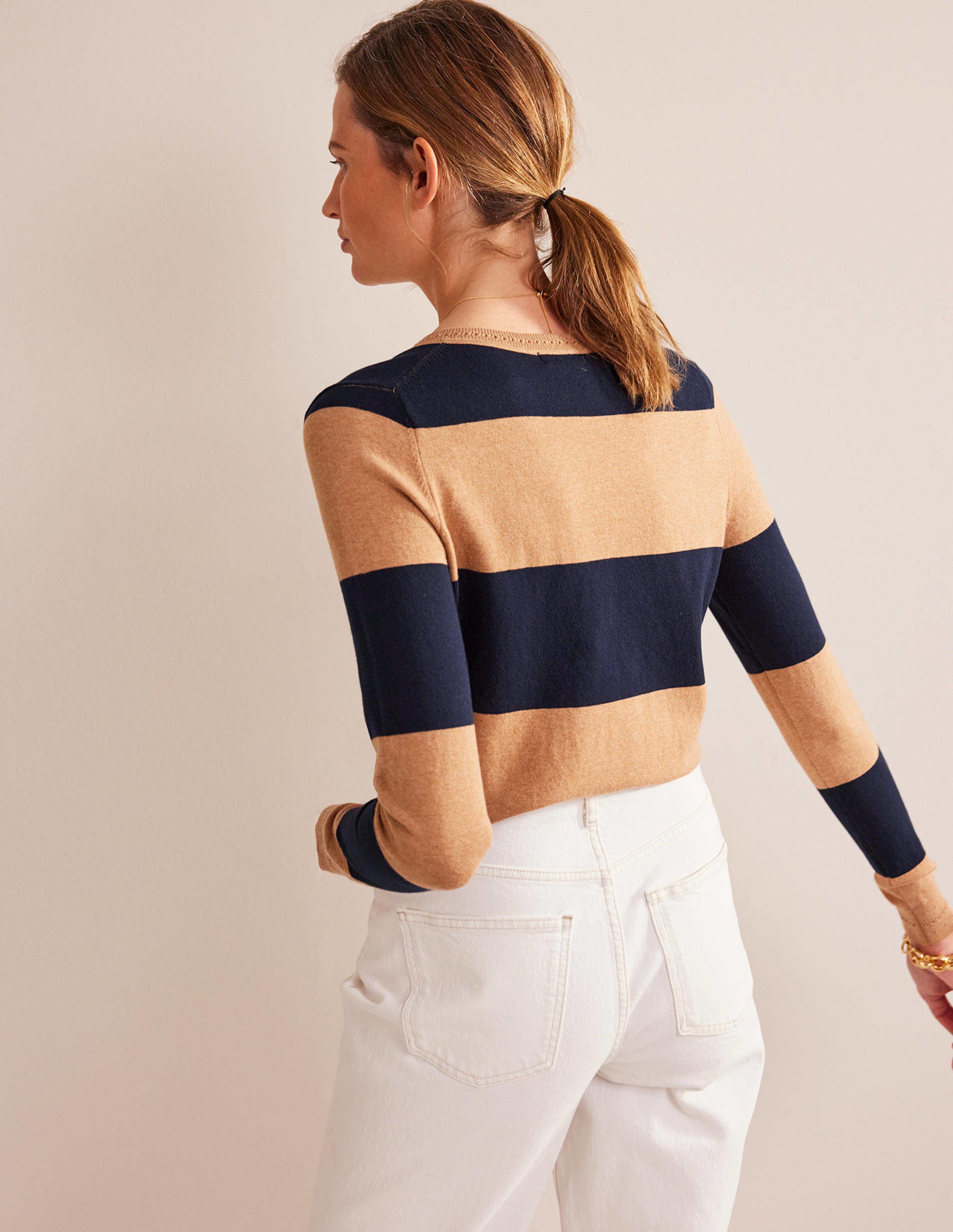 Pull Catriona col V en coton-Rayé camel chiné et bleu marine - Image 3