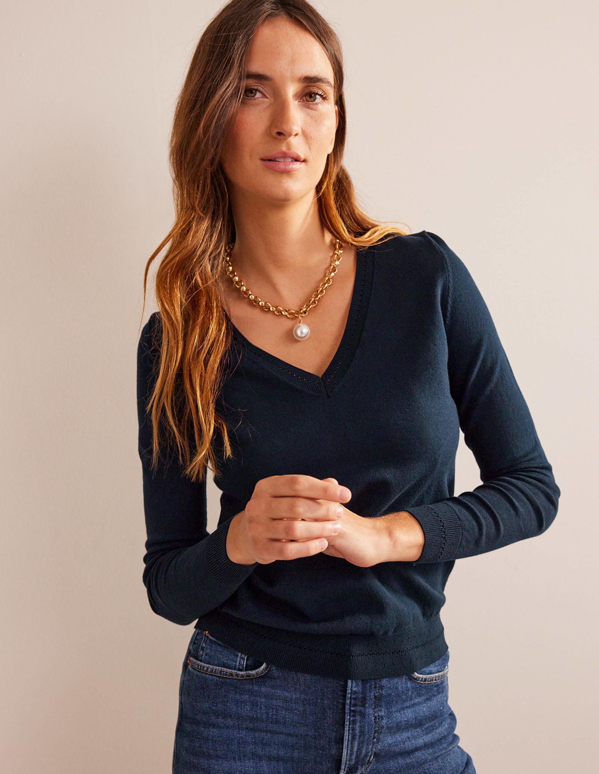 Pull Catriona col V en coton-Bleu Marine, Petits Pois - Image 1