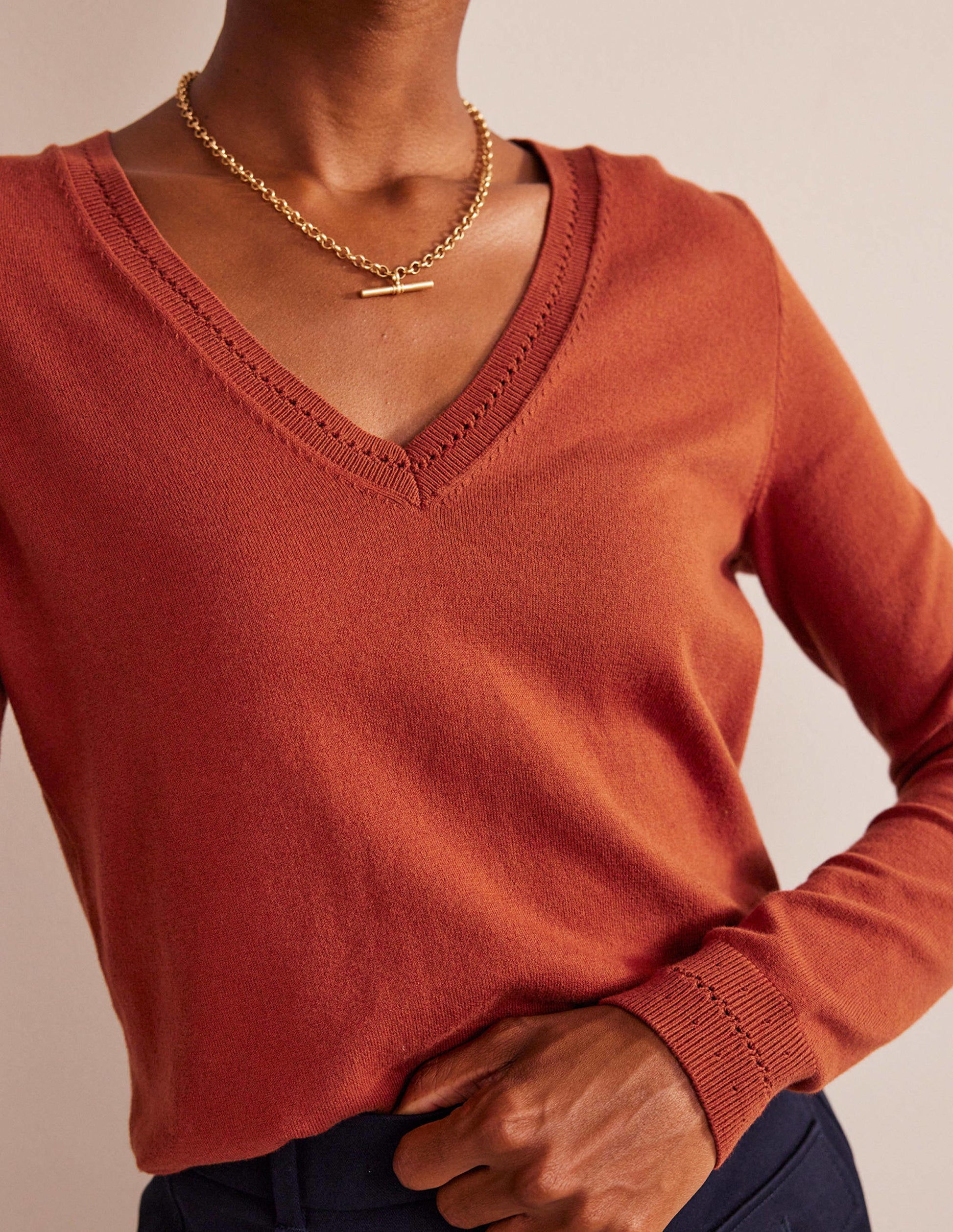 Catriona Pullover aus Baumwolle mit V-Ausschnitt-Kastanienbraun-2