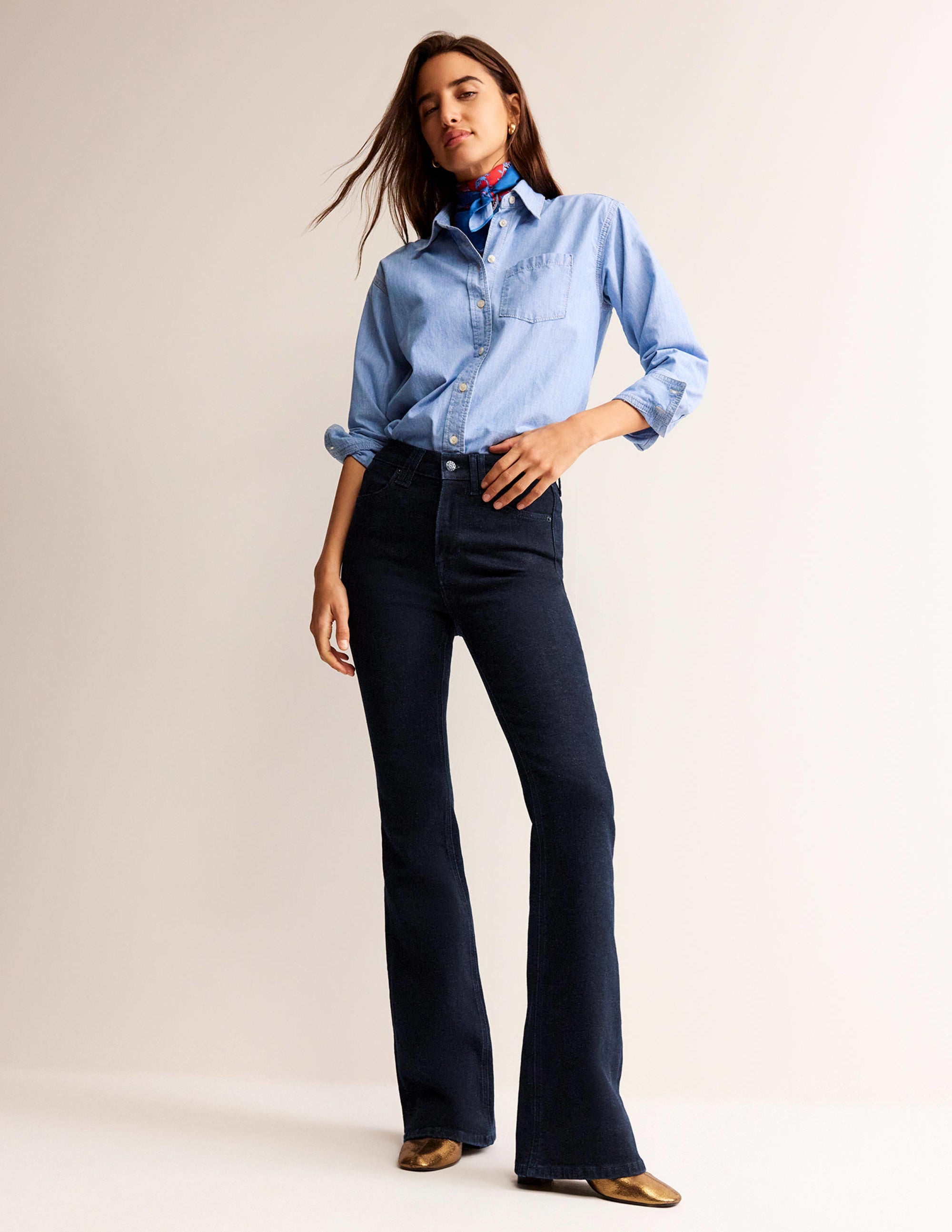 Schmale Jeans mit mittelhohem Bund und leichtem Schlag-Indigo Waschung - Image 1