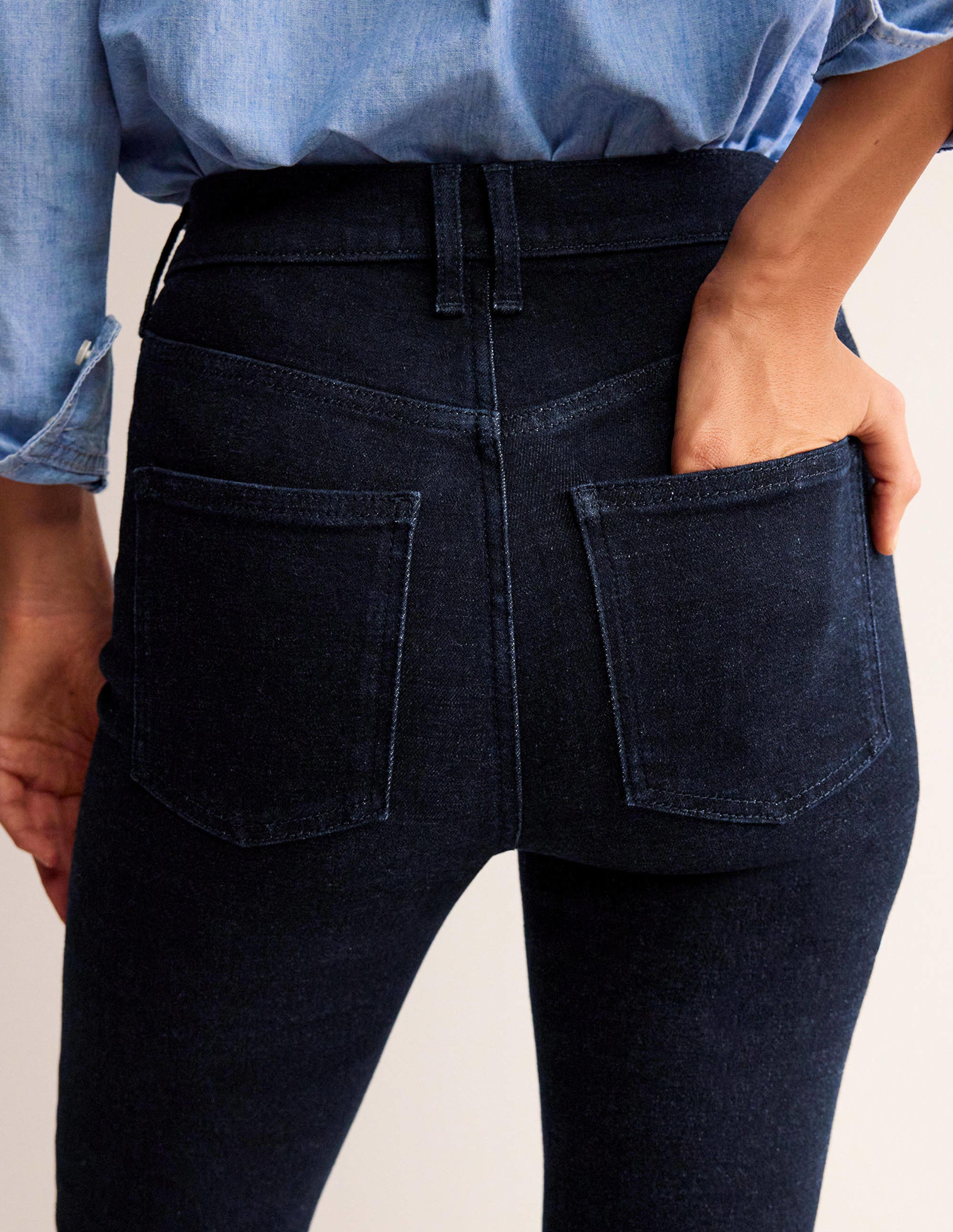Schmale Jeans mit mittelhohem Bund und leichtem Schlag-Indigo Waschung - Image 2