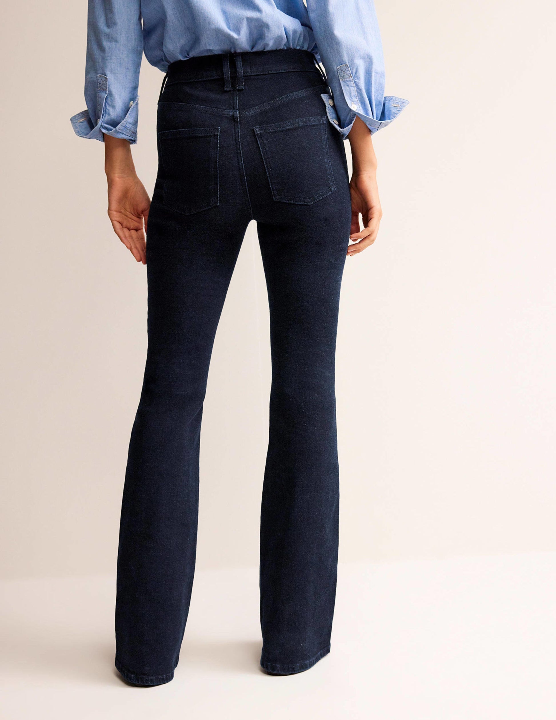 Schmale Jeans mit mittelhohem Bund und leichtem Schlag-Indigo Waschung-3