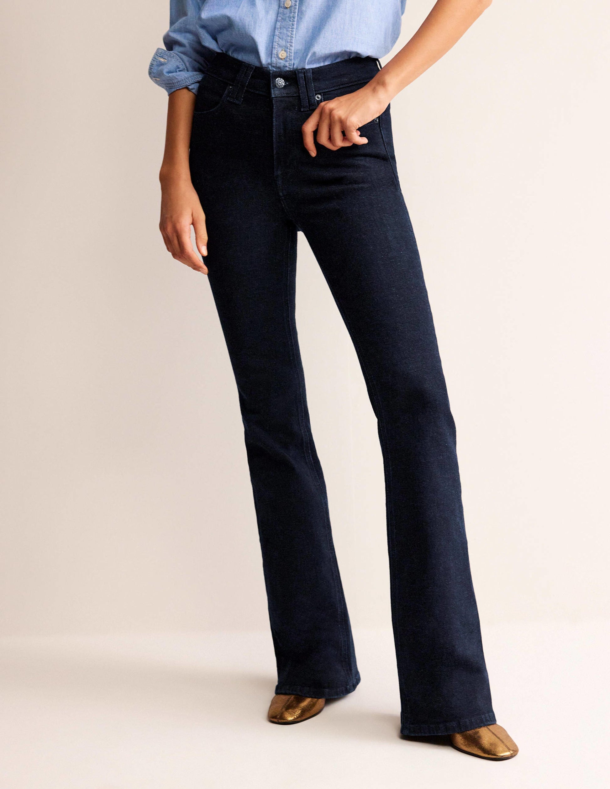Schmale Jeans mit mittelhohem Bund und leichtem Schlag-Indigo Waschung-4