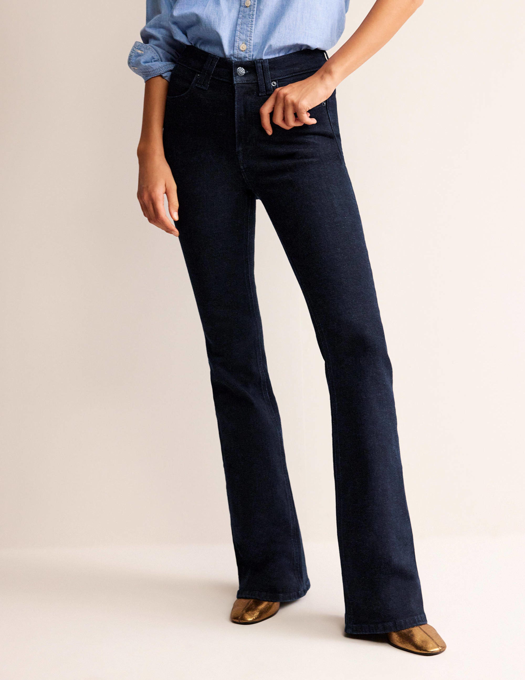 Schmale Jeans mit mittelhohem Bund und leichtem Schlag-Indigo Waschung - Image 4