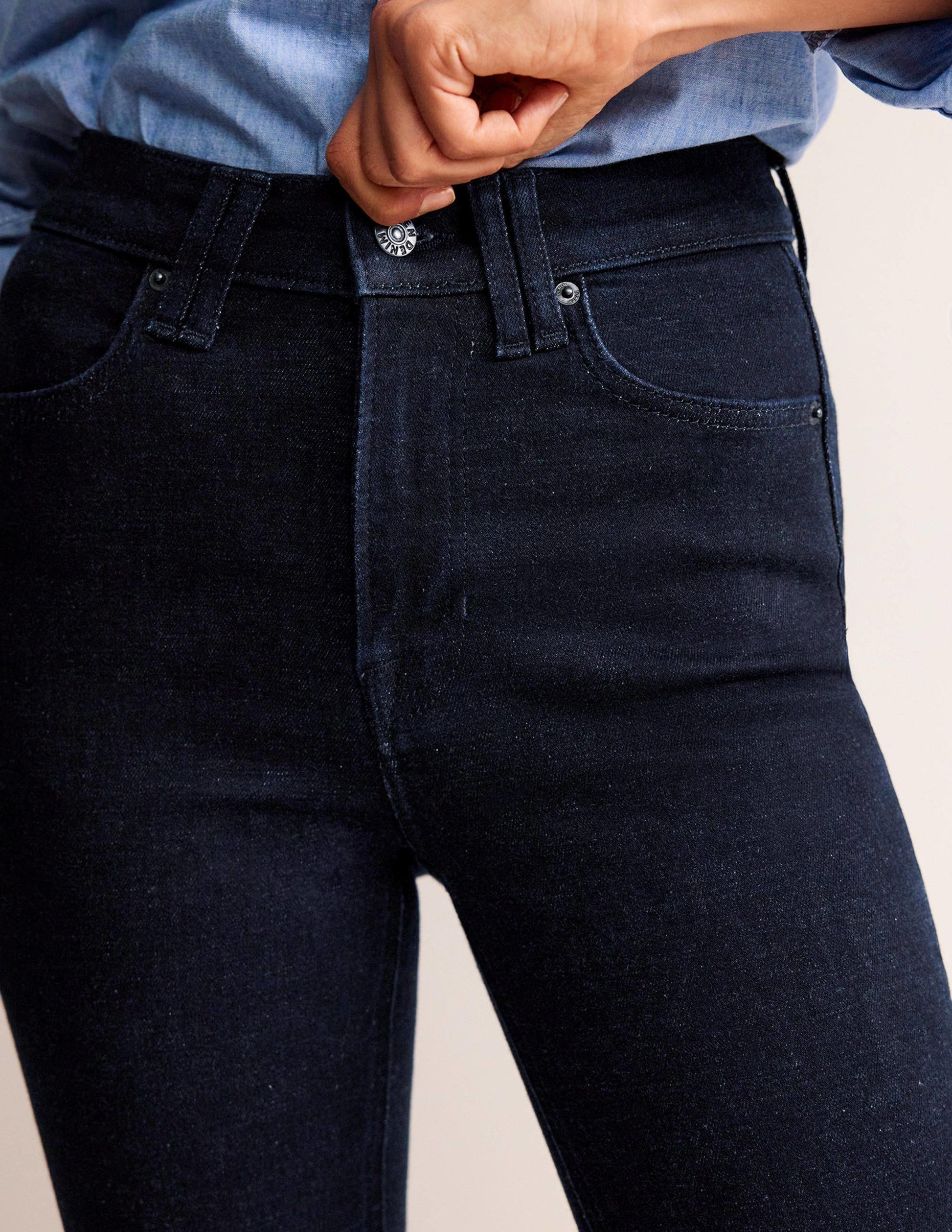 Schmale Jeans mit mittelhohem Bund und leichtem Schlag-Indigo Waschung-5