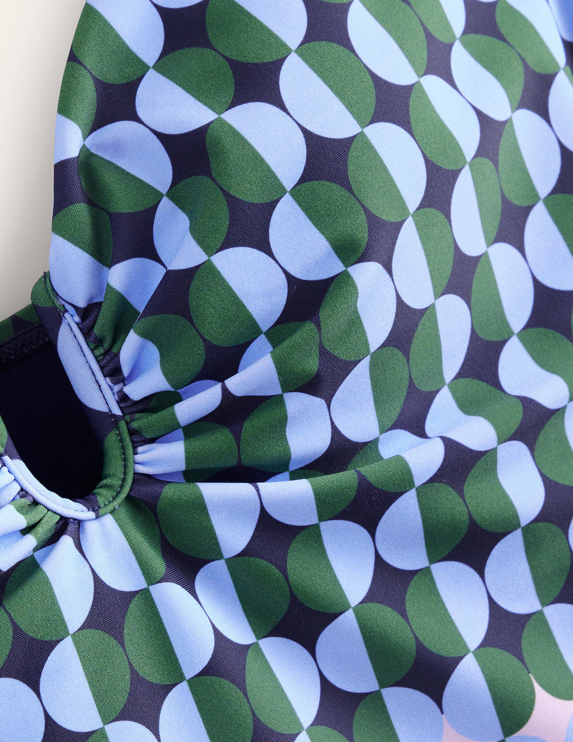 Maillot de bain avec détail en U-Barbeau, motif Multi Geo - Image 8