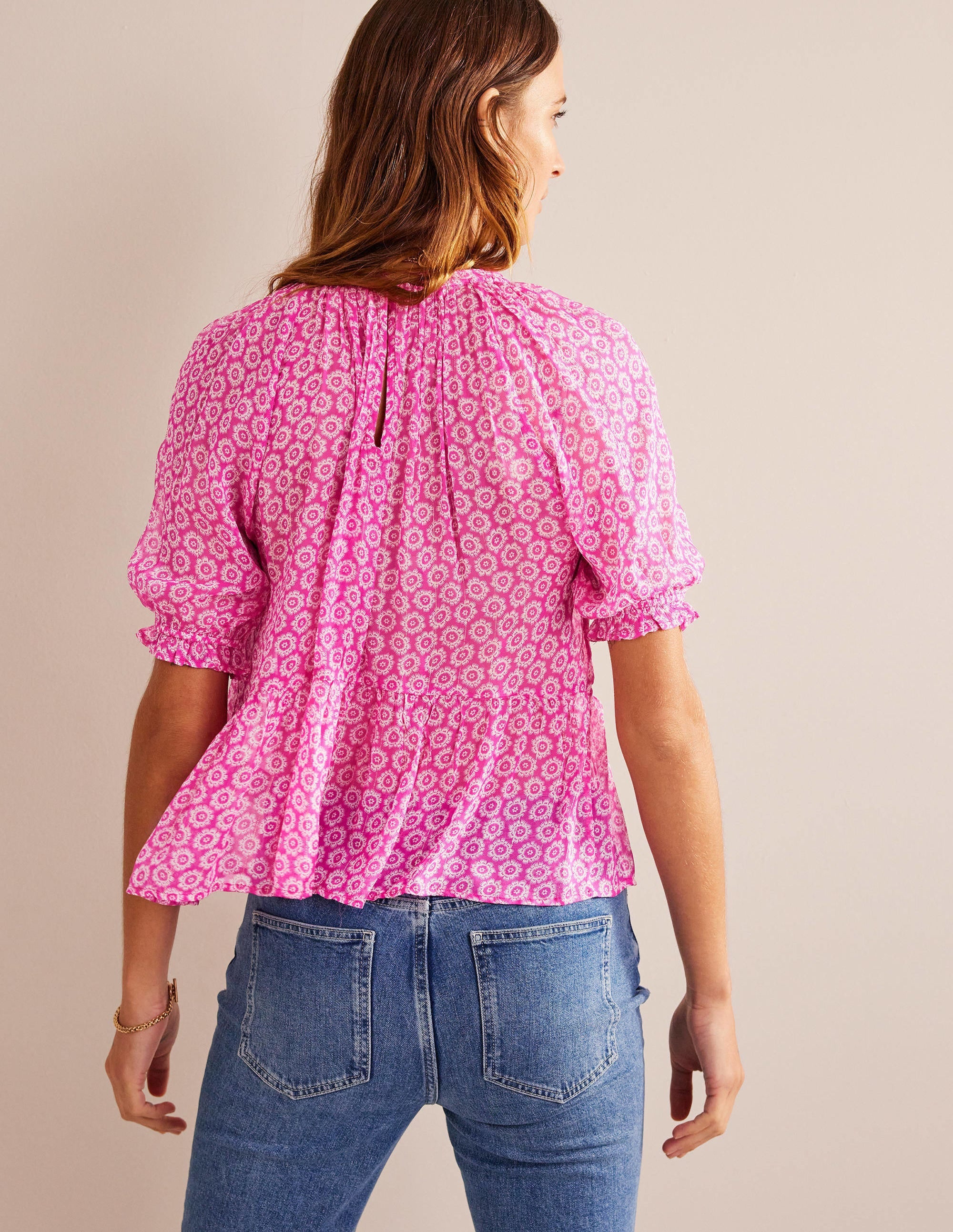 Top froncé en georgette scintillante-Rose phlox, motif Sunrise Pop - Image 3