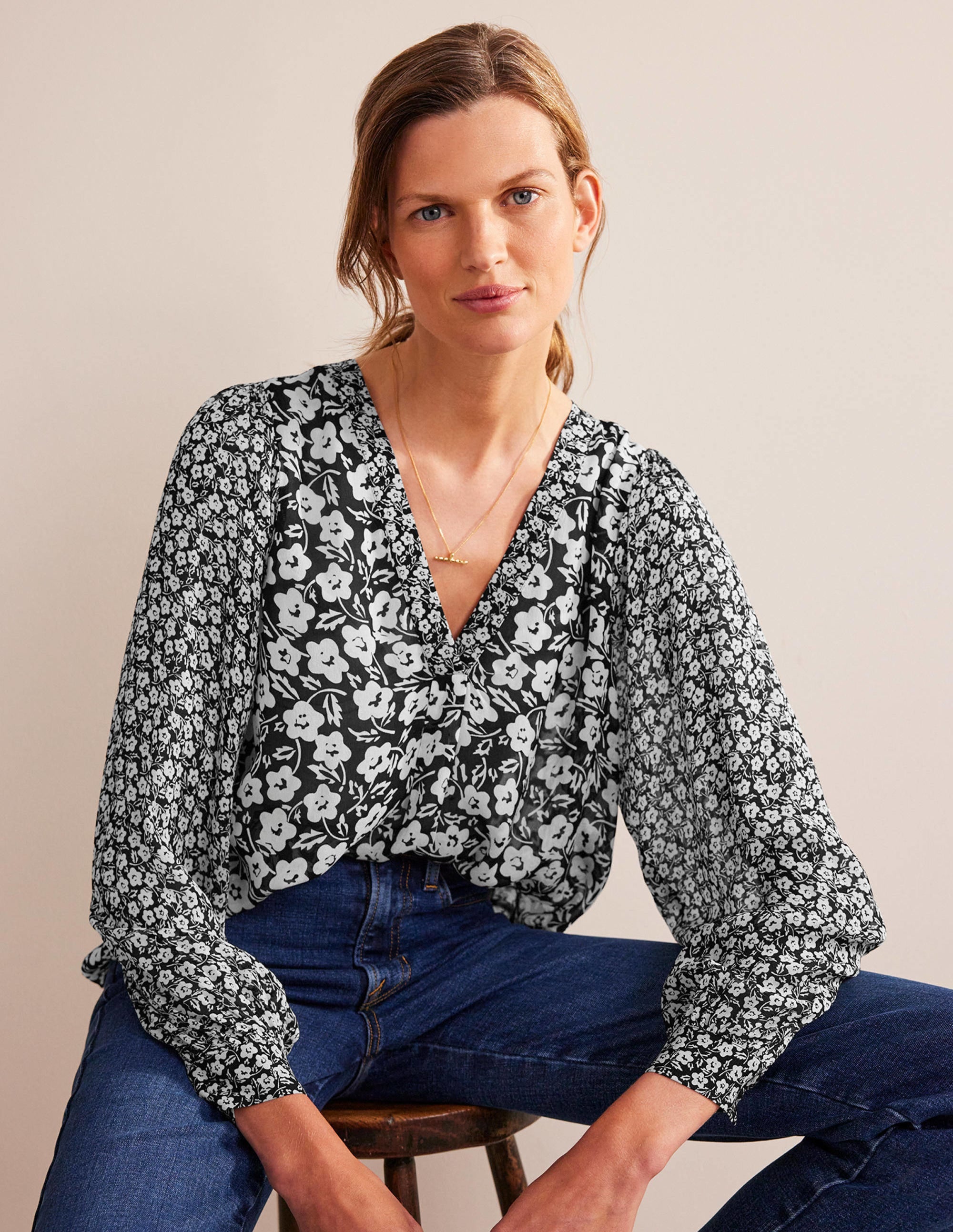 Hübsche Bluse mit V-Ausschnitt-Schwarz, Petal Pop - Image 1