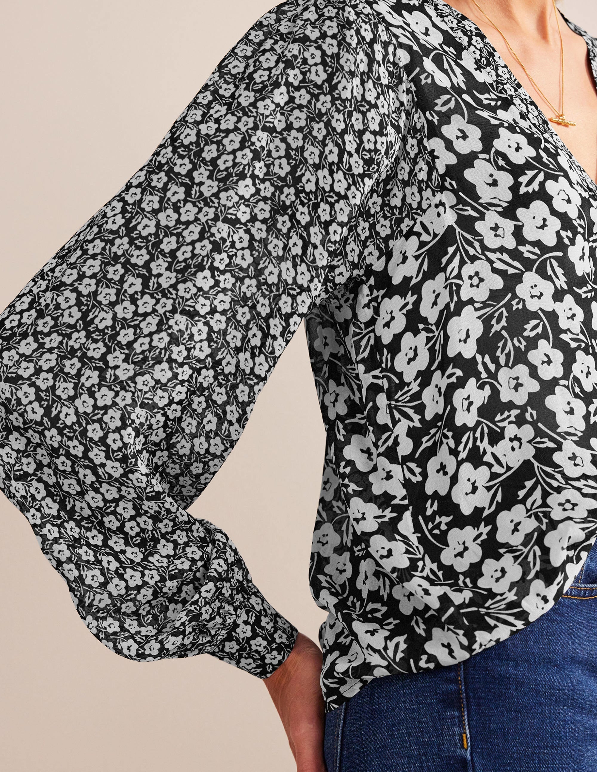 Hübsche Bluse mit V-Ausschnitt-Schwarz, Petal Pop - Image 2