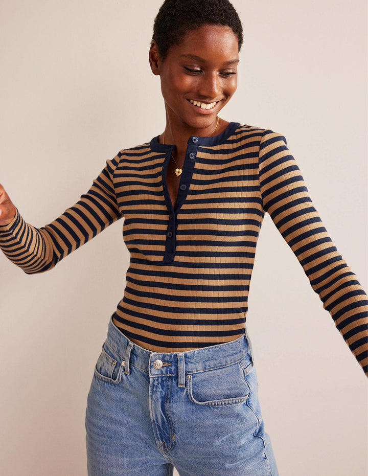 Anna Henley-T-Shirt aus Rippstrick-Marineblau, Kamel