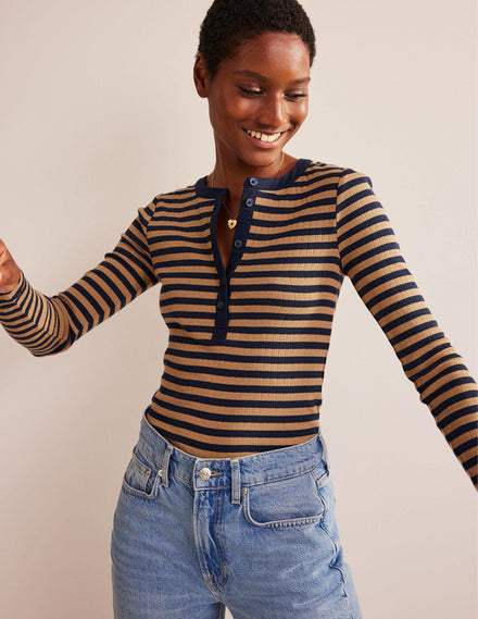 Anna Henley-T-Shirt aus Rippstrick-Marineblau, Kamel